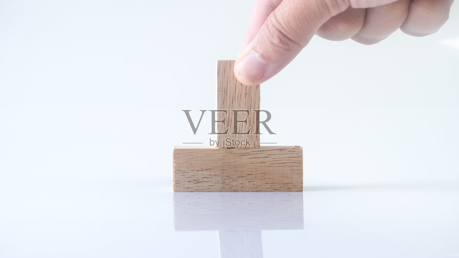 手握一块木块拼图照片摄影图片