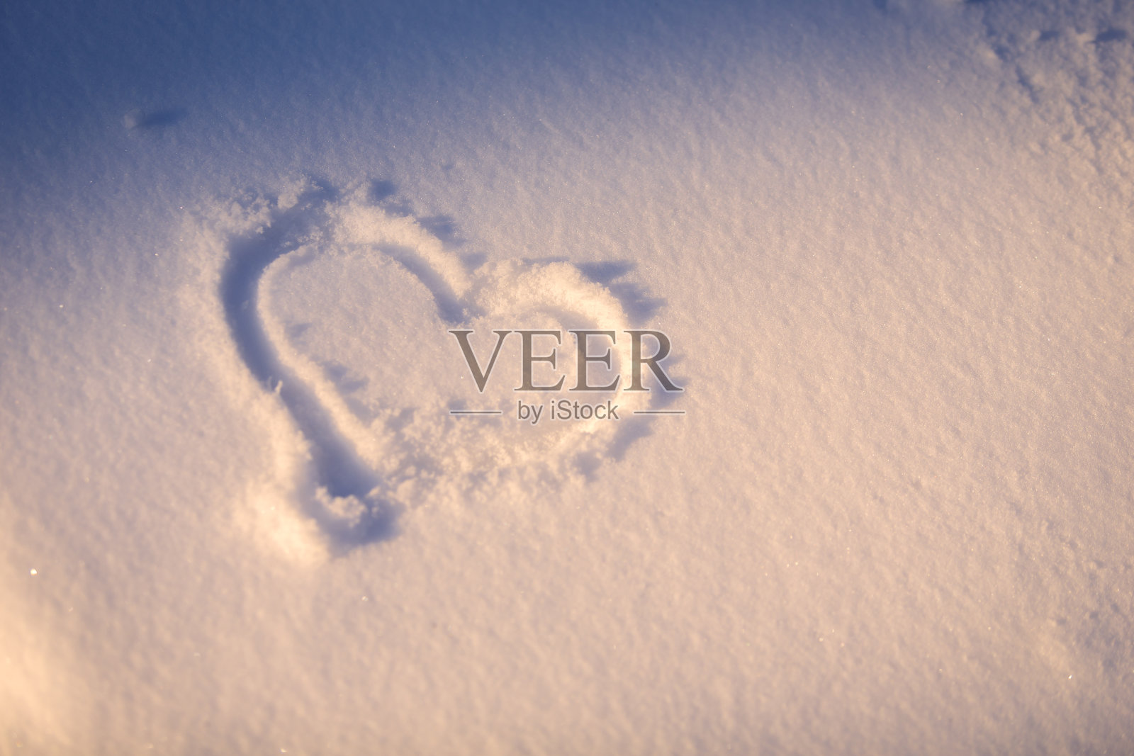 雪中的心照片摄影图片