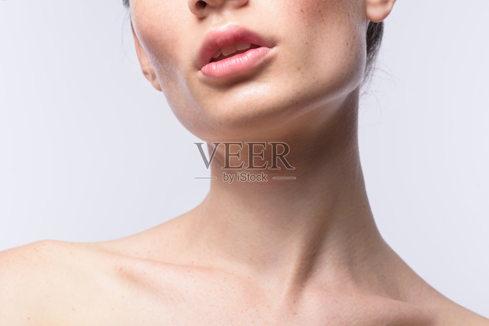 干净放松的女人在白色的背景照片摄影图片