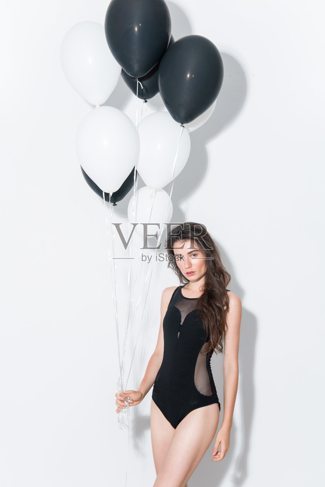 美丽的半裸模特拿着气球照片摄影图片