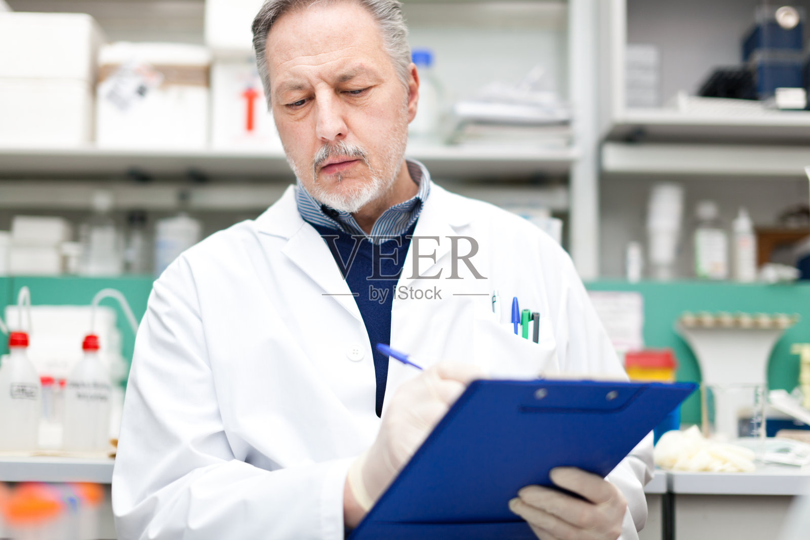 在实验室工作的研究员照片摄影图片