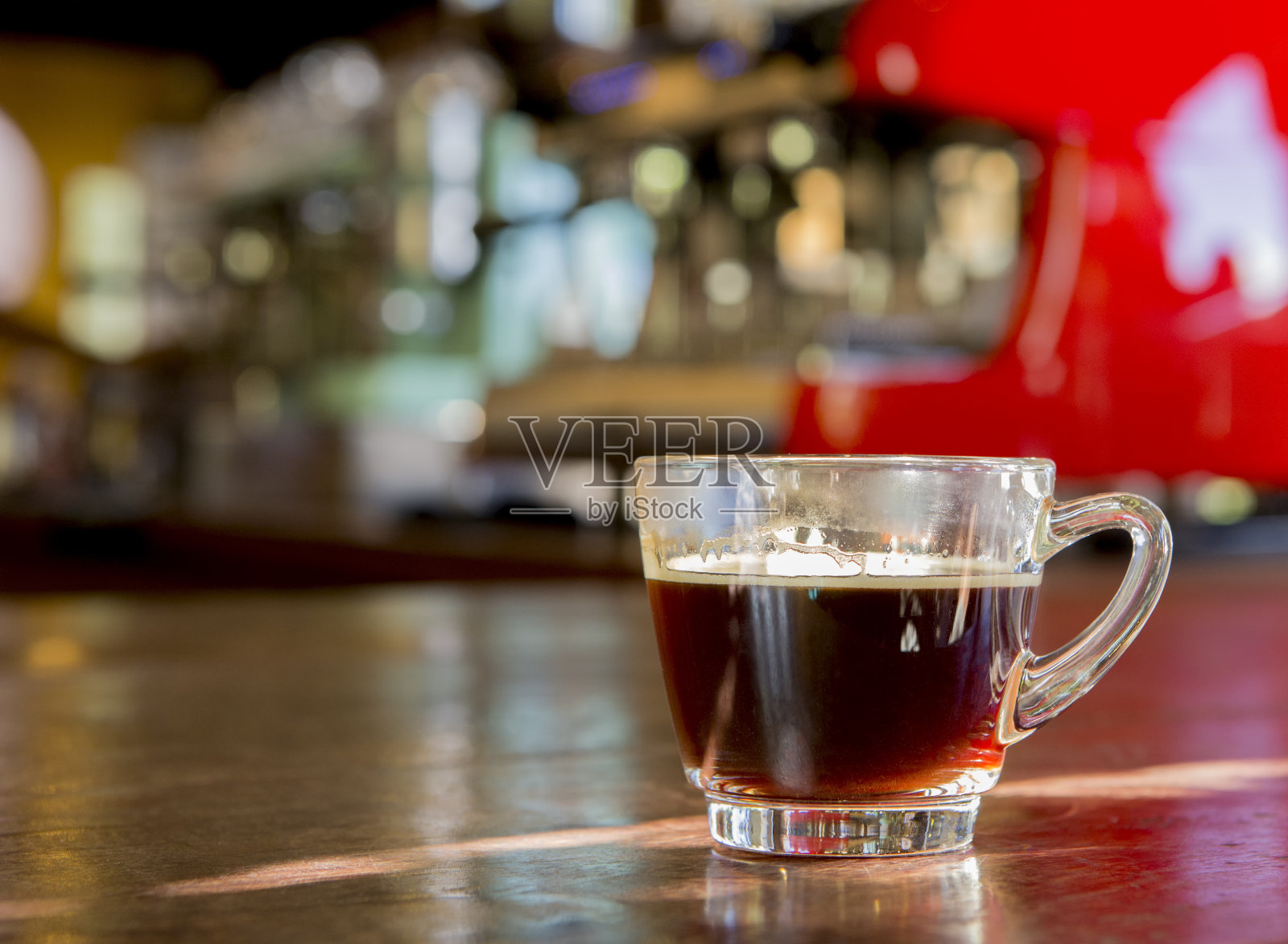 去咖啡店喝一杯黑咖啡照片摄影图片