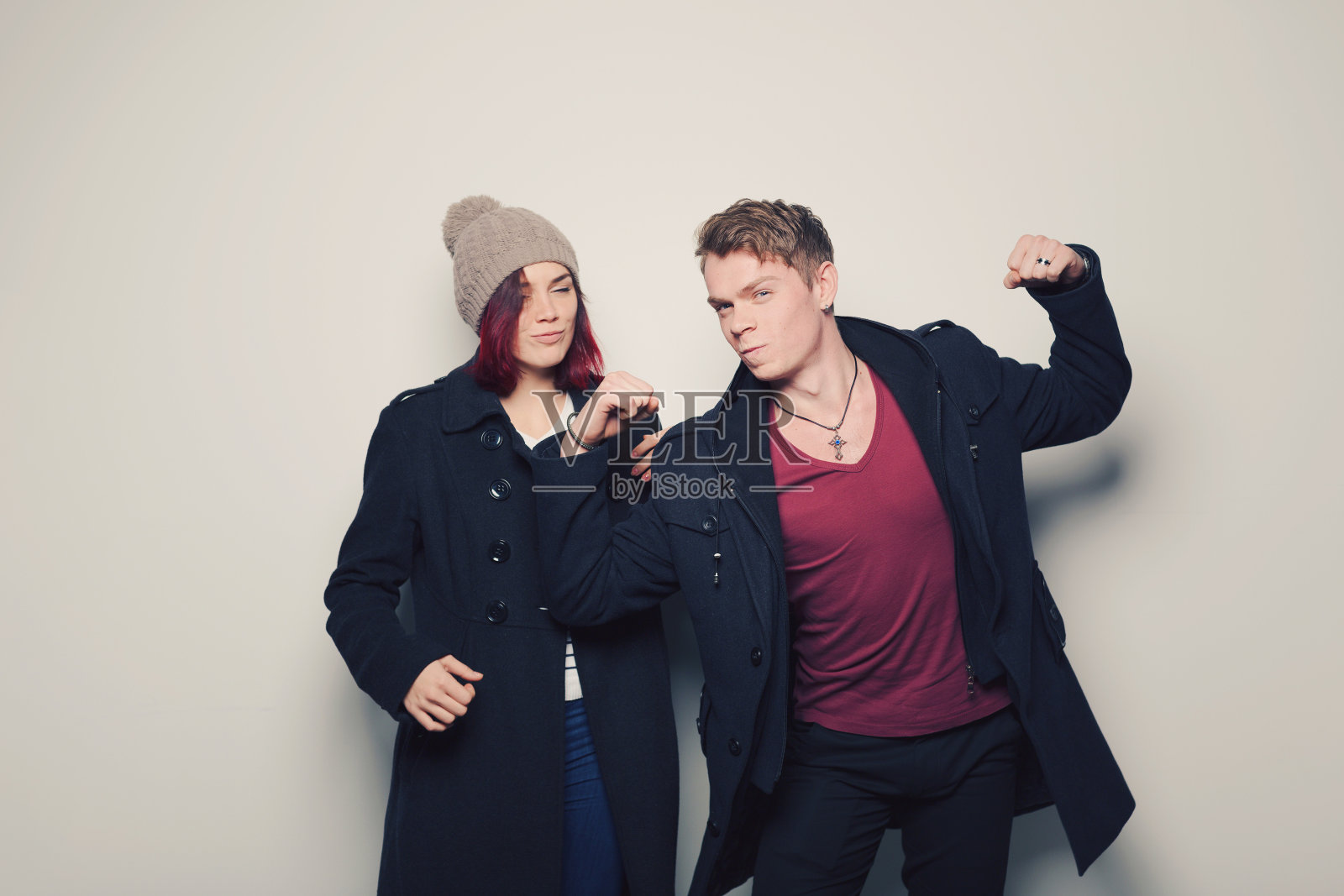 快乐的年轻夫妇在冬天的衣服照片摄影图片