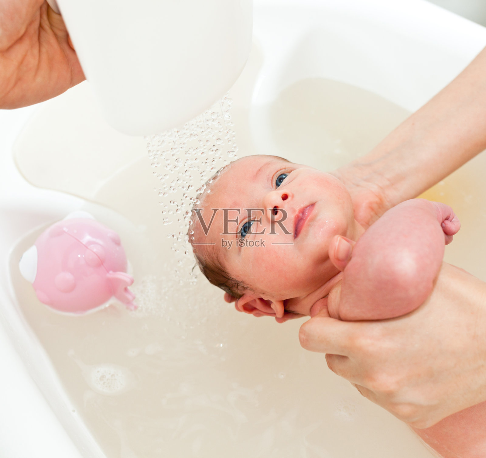 新生第一次浴照片摄影图片