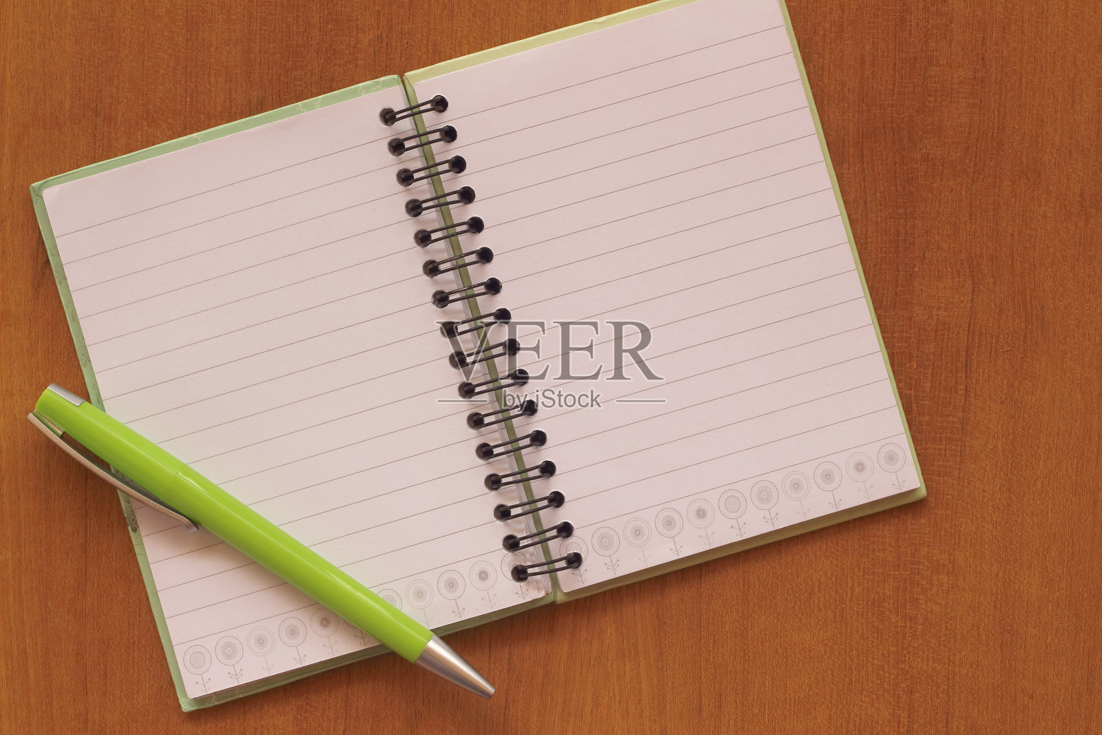 木桌上放着带笔的空白笔记本照片摄影图片