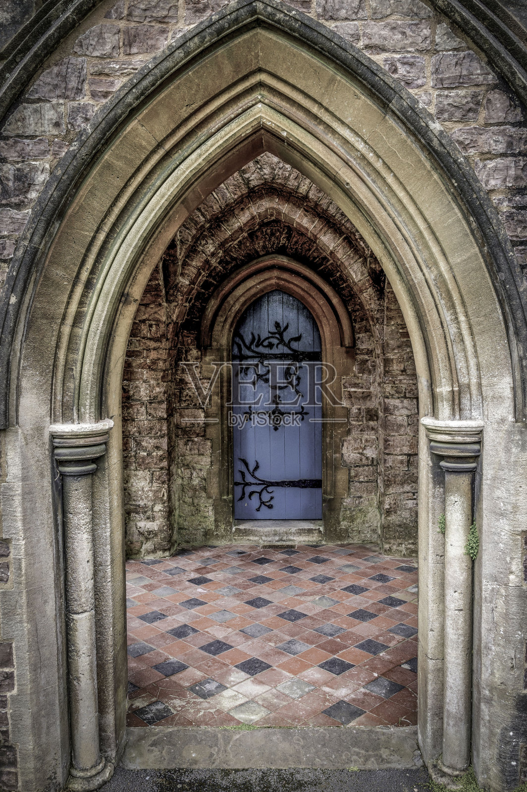 带有大木门的古老教堂拱门照片摄影图片