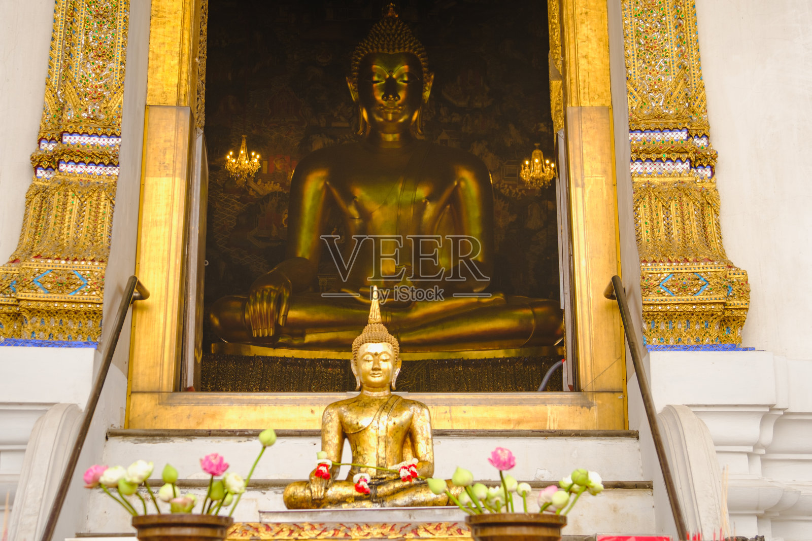 佛像与泰国艺术建筑。照片摄影图片