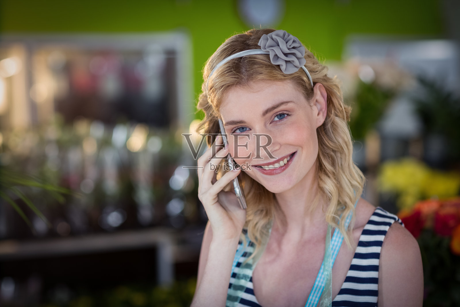 正在打电话的女花匠照片摄影图片