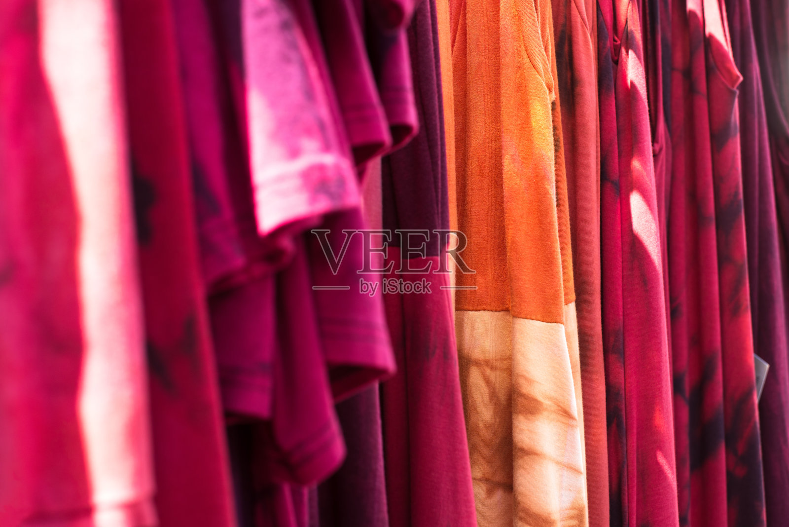 扎染的t恤和裙子挂在外面展示照片摄影图片