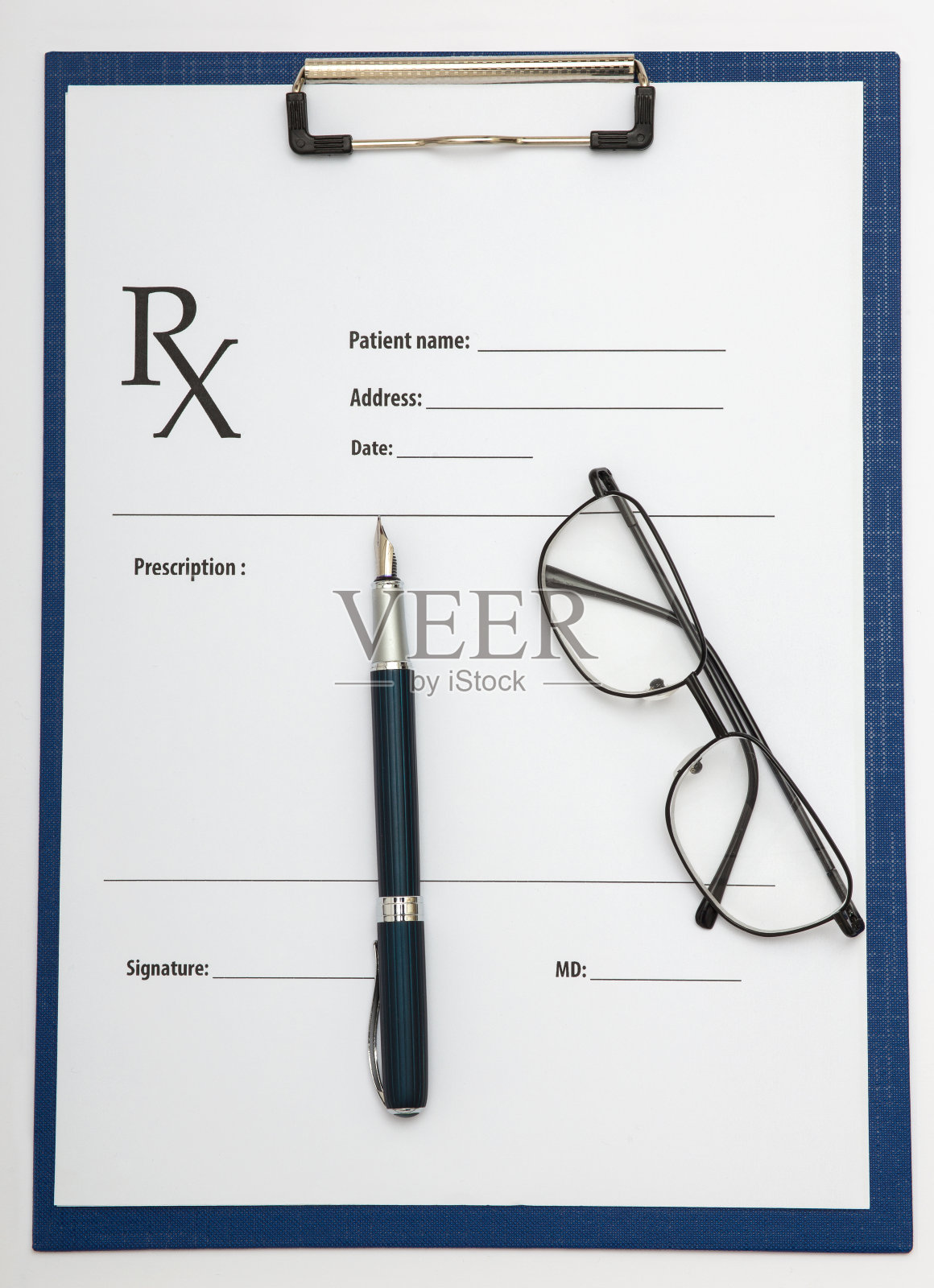 桌上放着钢笔和眼镜照片摄影图片