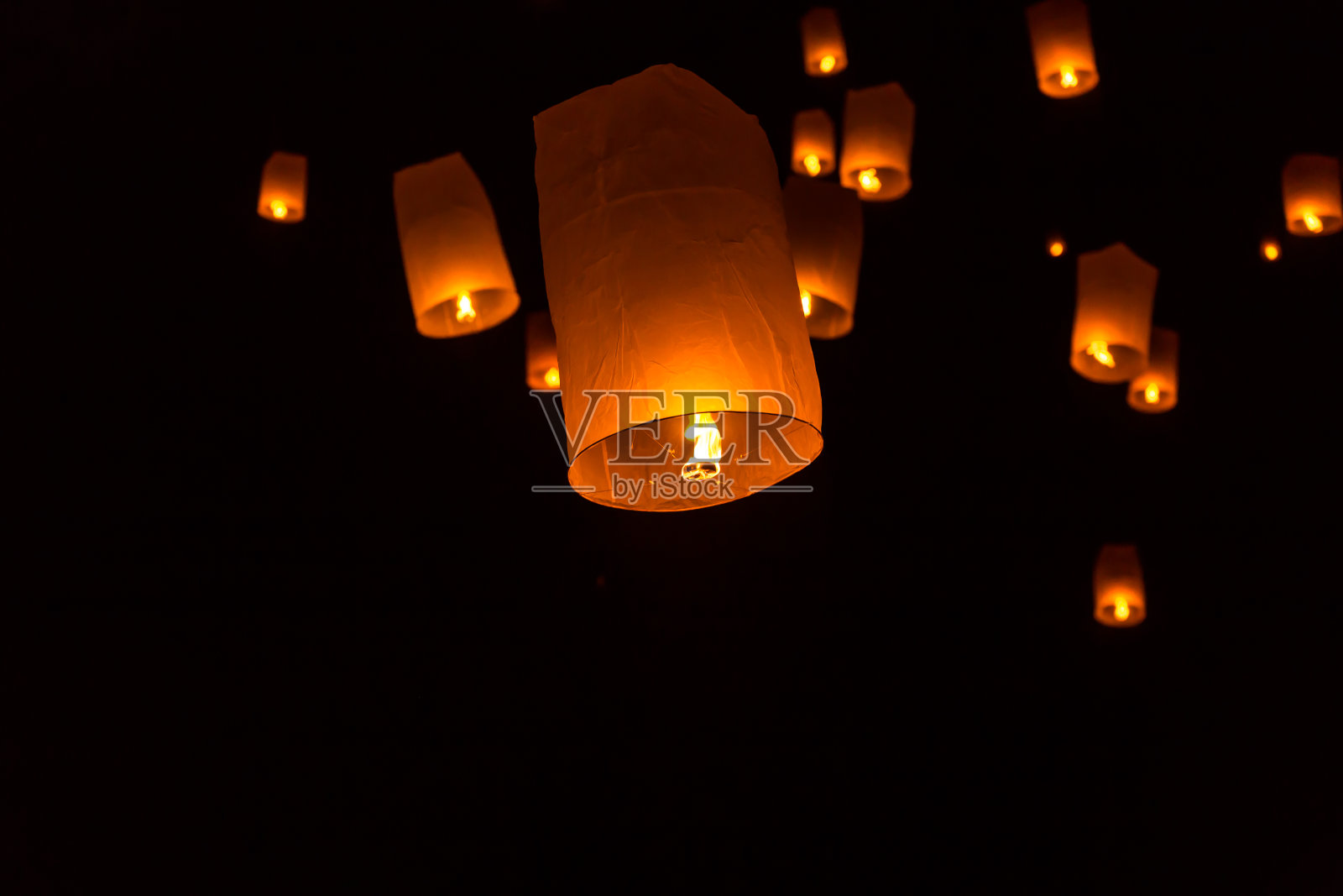 宜鹏节浮灯照片摄影图片