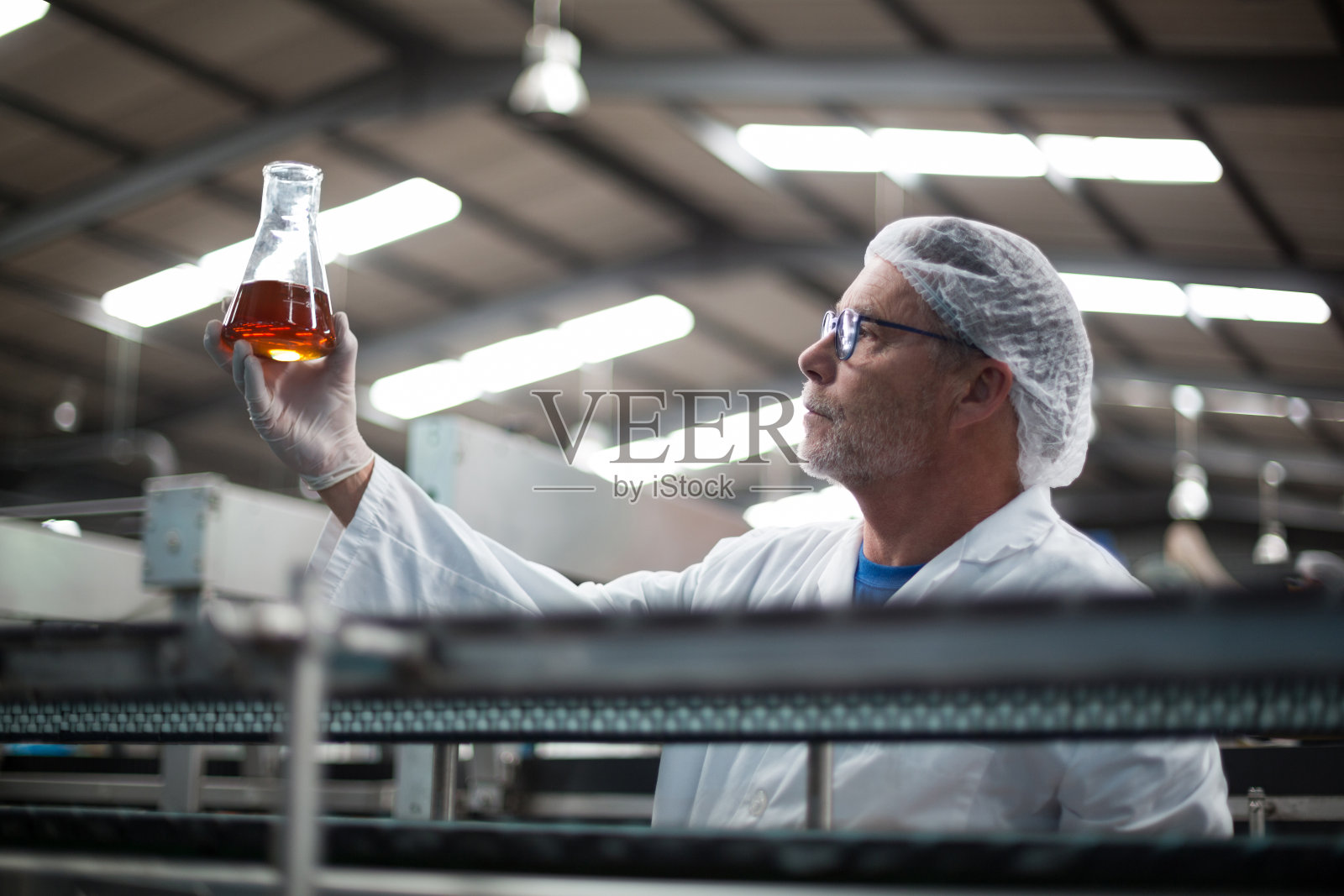 工厂的工程师正在检查饮料的样品照片摄影图片