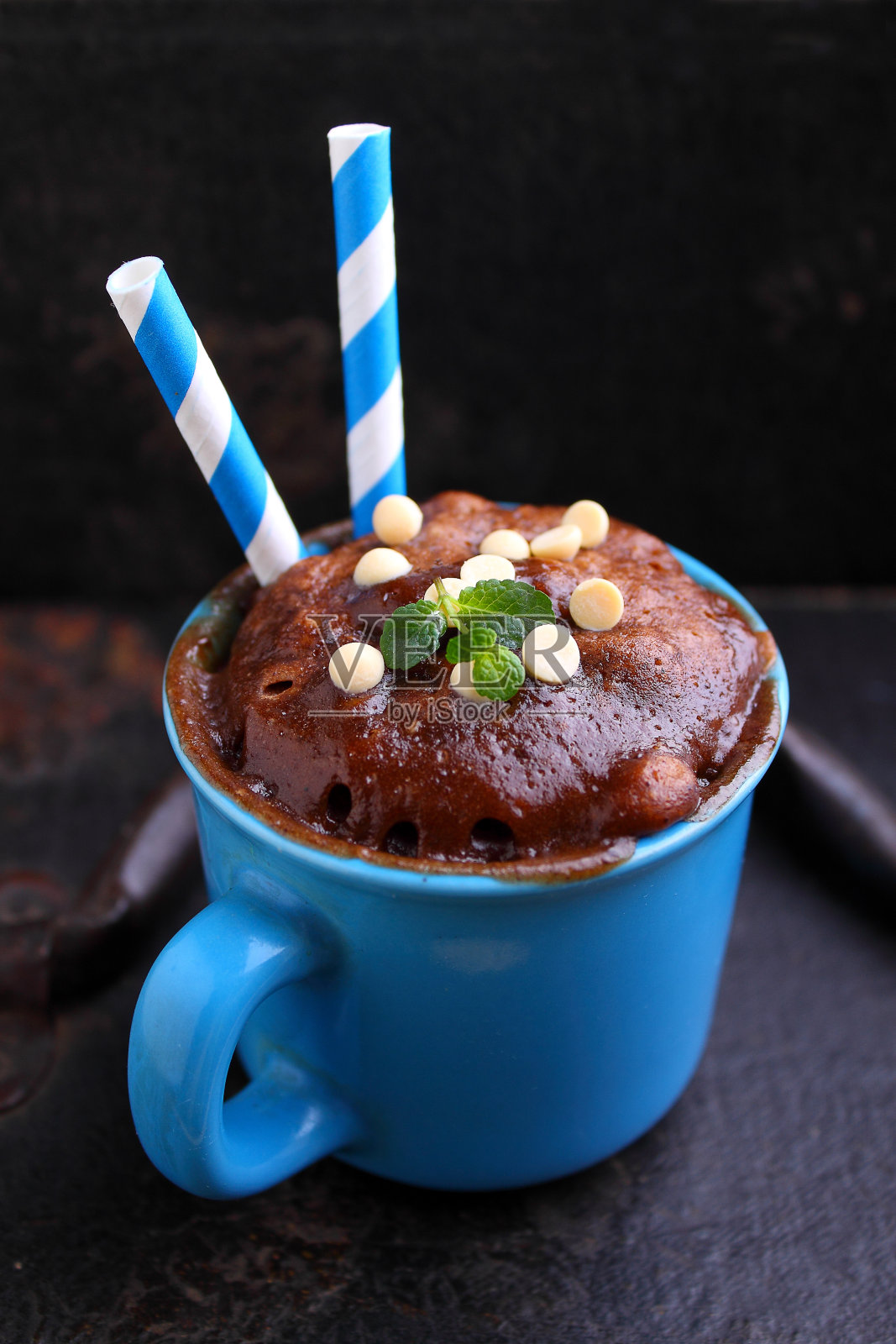 蓝色杯子里的巧克力蛋糕照片摄影图片