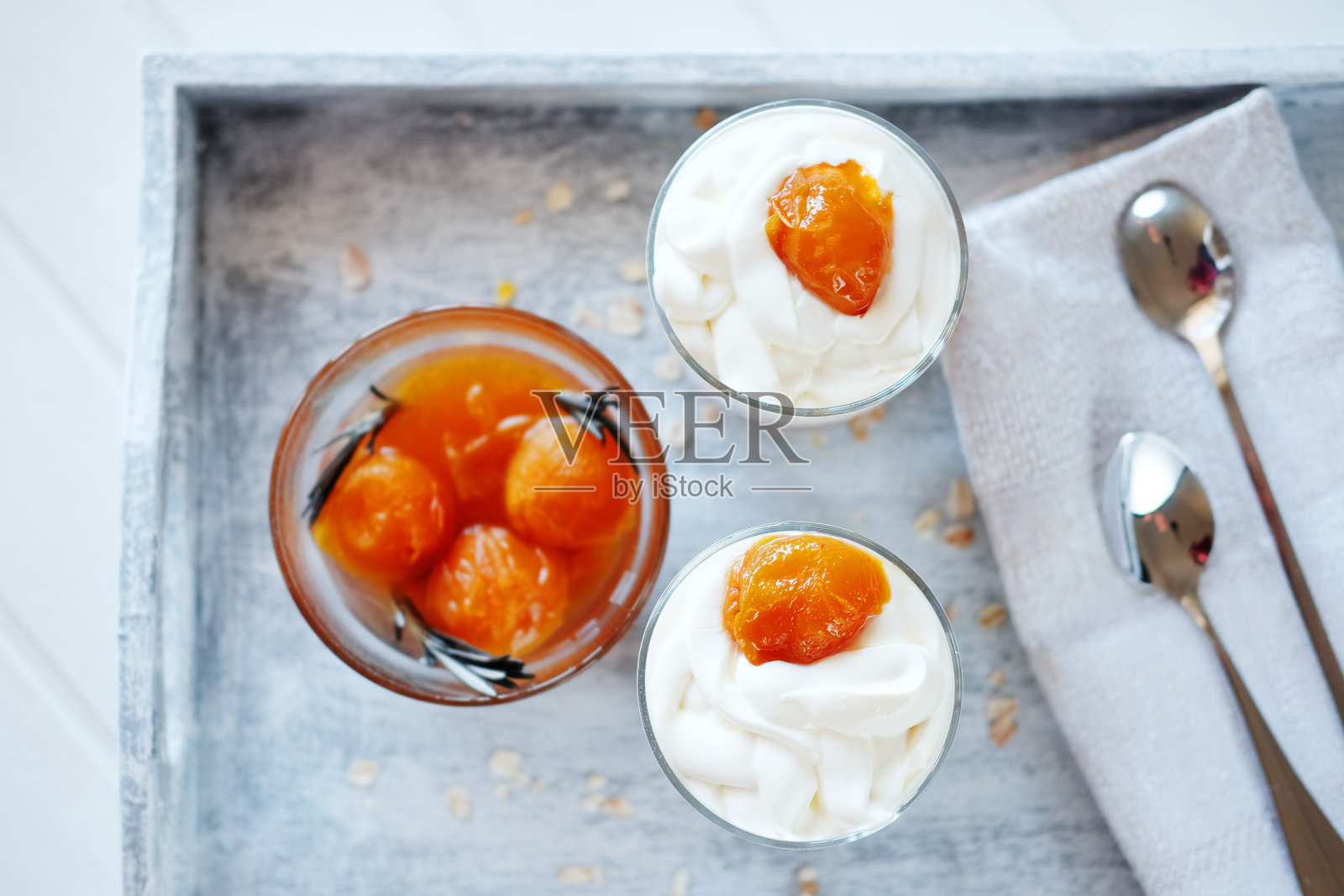 早餐配上甜辣杏酱的燕麦片。健康食品的概念。照片摄影图片
