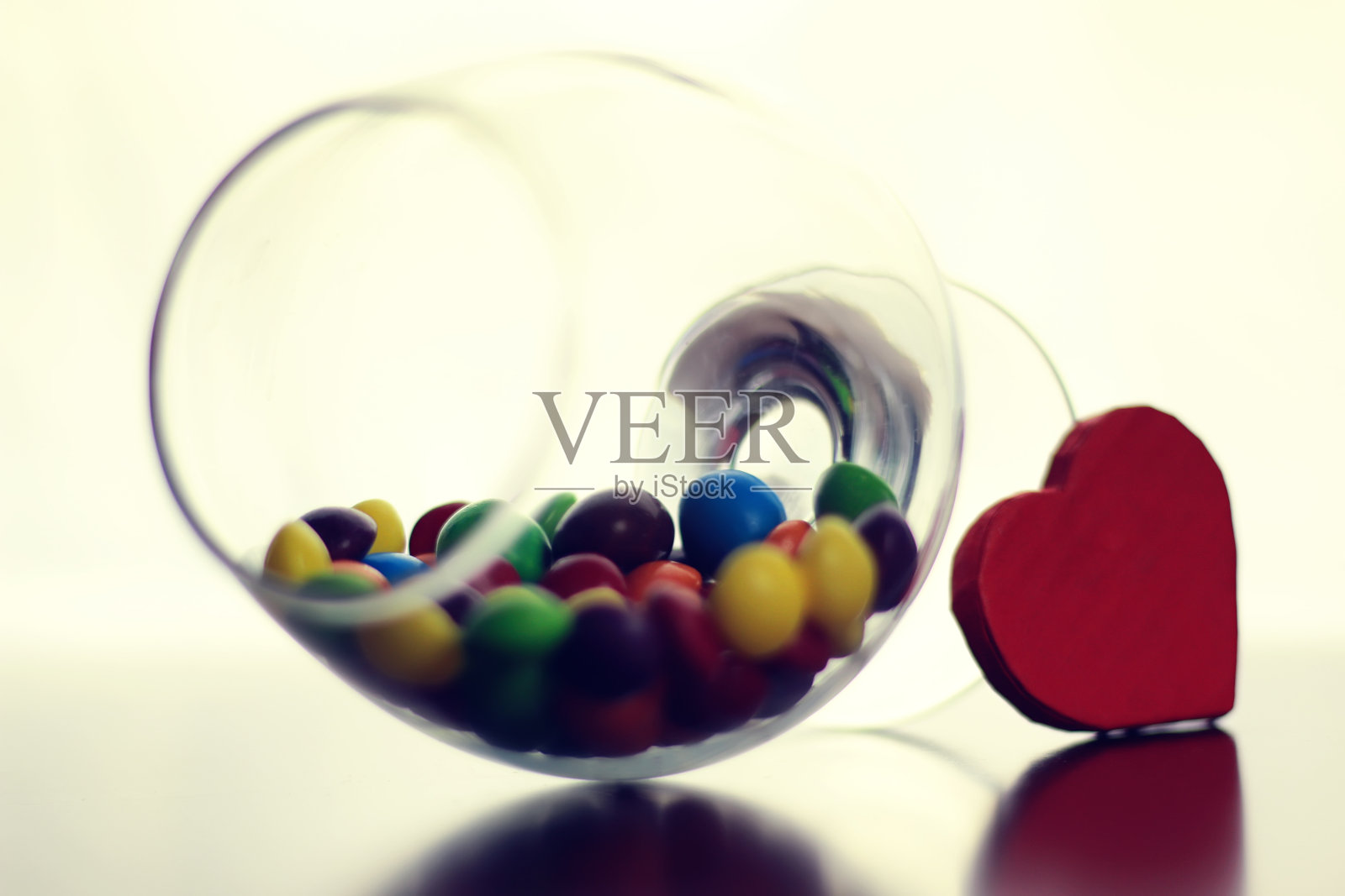 玻璃与糖果丸照片摄影图片