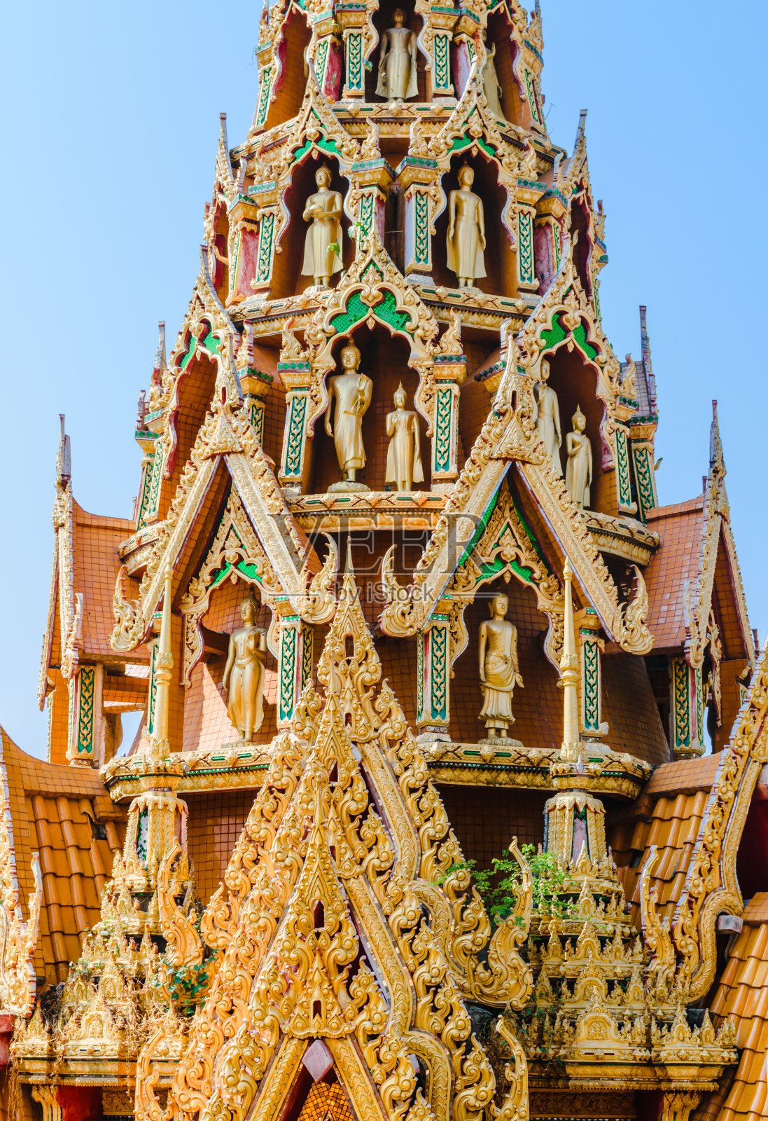 精致的泰国艺术屋顶的寺庙与几尊佛像照片摄影图片