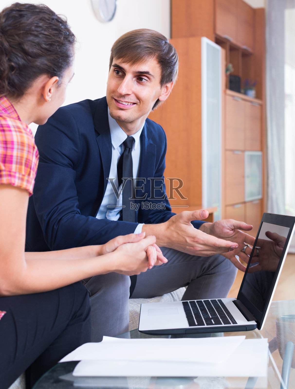 保险代理和客户讨论协议条款照片摄影图片