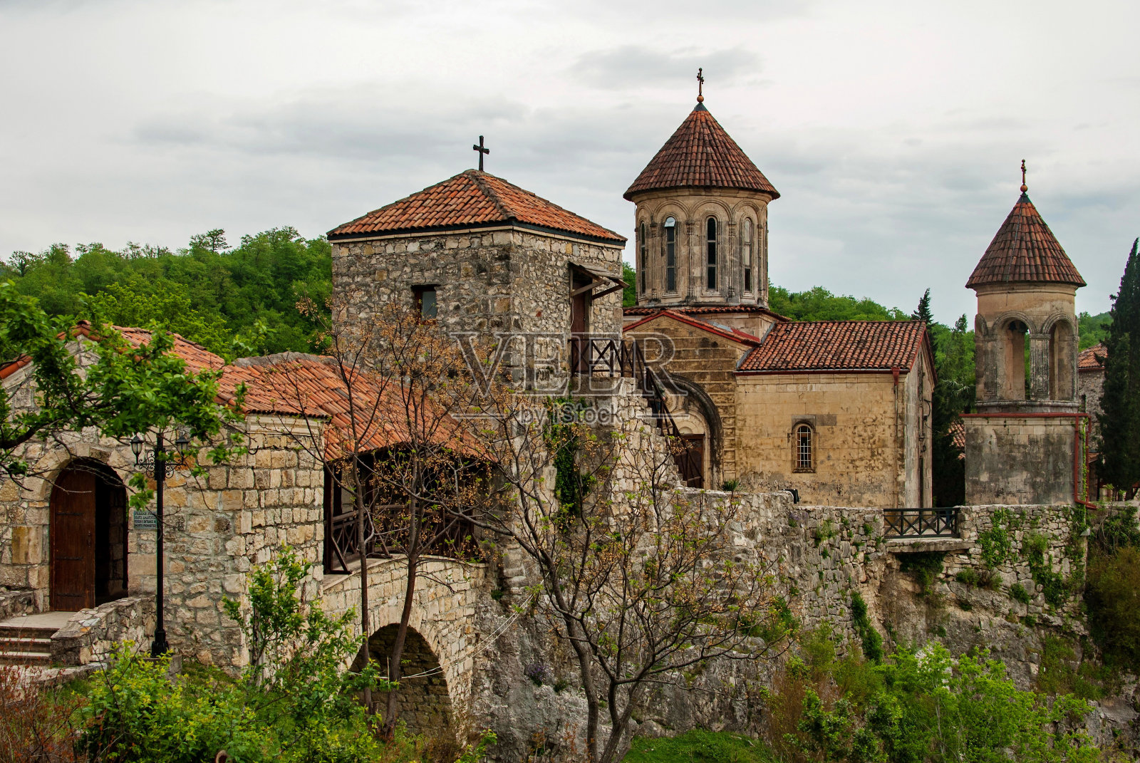 mottsameta修道院-库塔西周边地区的一个小寺庙。它埋葬了殉道者大卫和康斯坦丁。它坐落在一个风景如画的位置，在一个悬崖在蜿蜒的河流。照片摄影图片