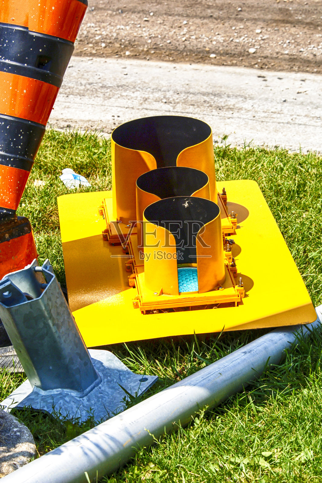 一个正在等待组装的空中交通灯系统。照片摄影图片