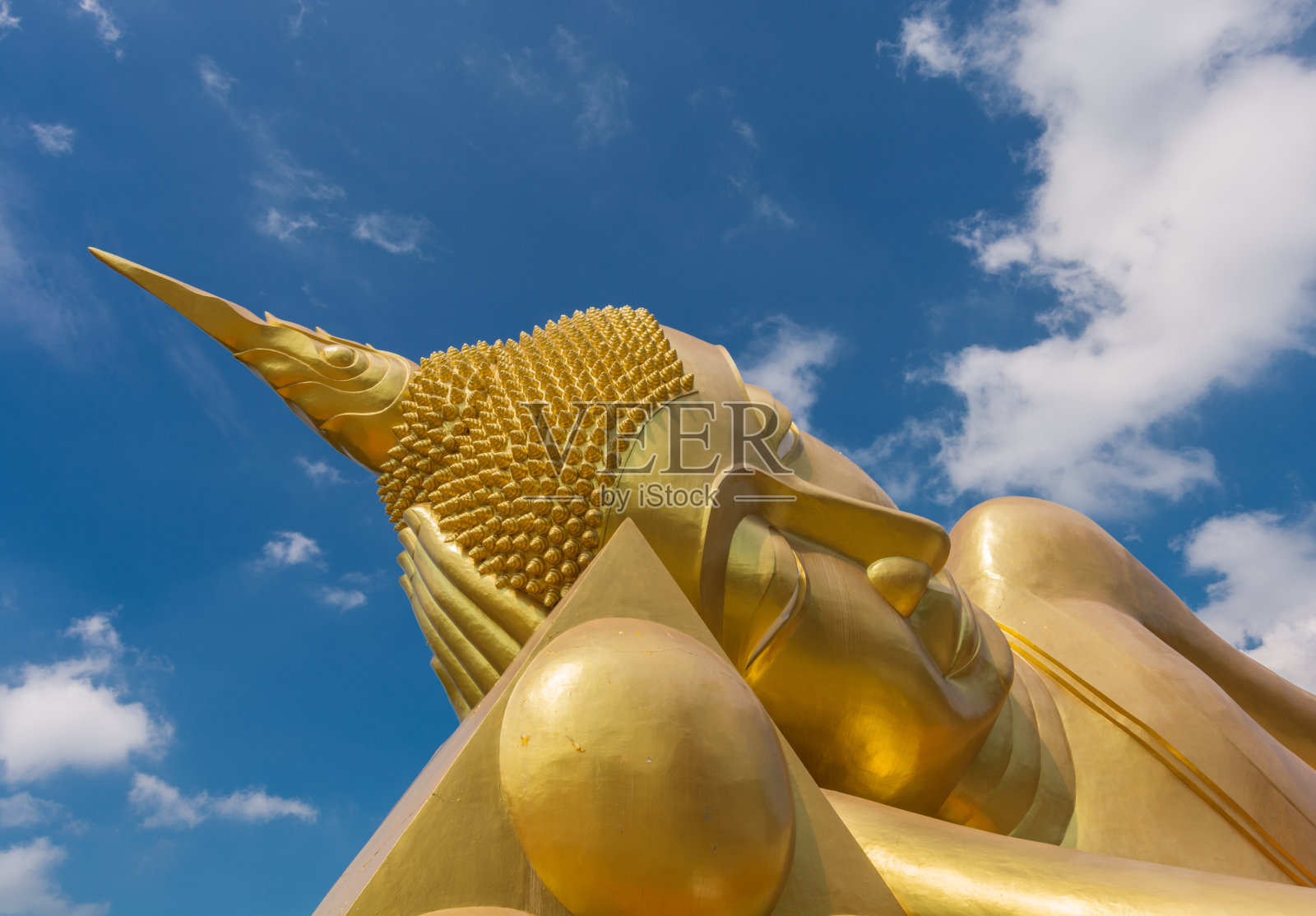 金佛塑像躺在三角形枕头上照片摄影图片