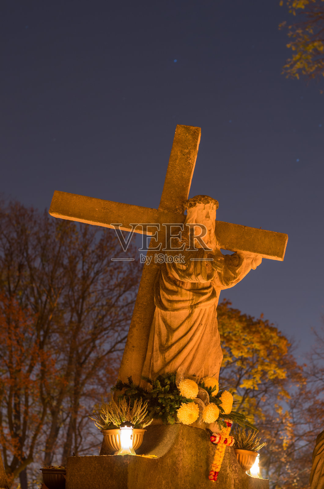 万圣节 - 波兰克拉科夫耶稣墓地雕像照片摄影图片