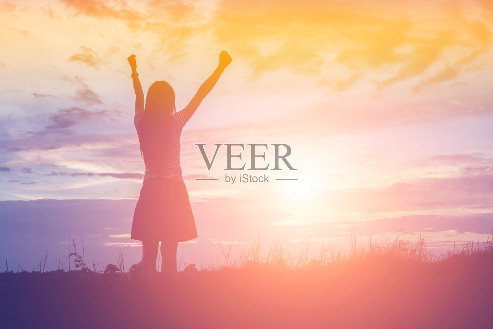 女人的剪影祈祷在美丽的天空背景照片摄影图片