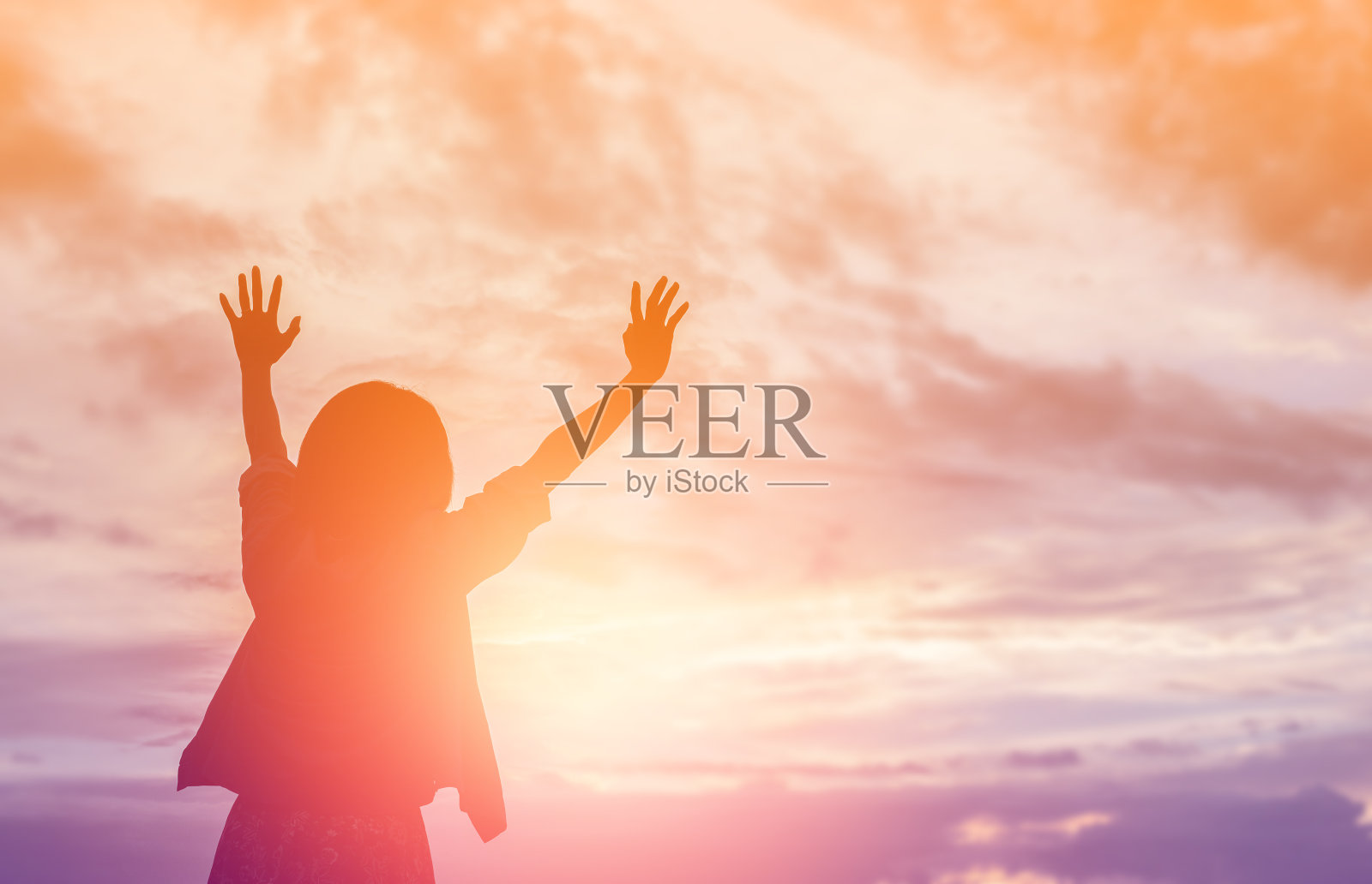 女人的剪影祈祷在美丽的天空背景照片摄影图片