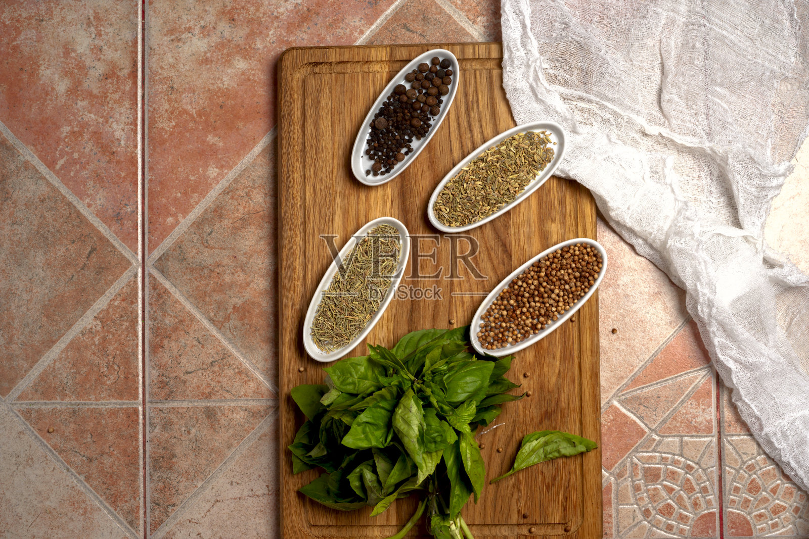 不同的鞋子在灯光背景。为文本复制空间。照片摄影图片