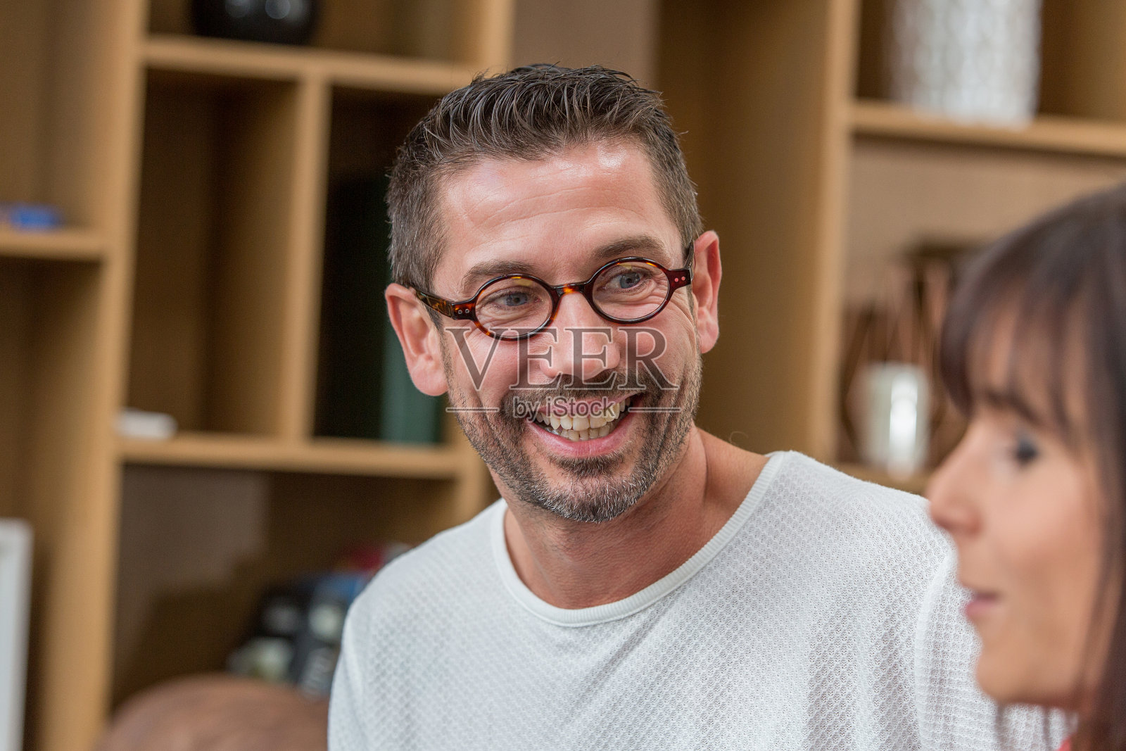 微笑的男人照片摄影图片