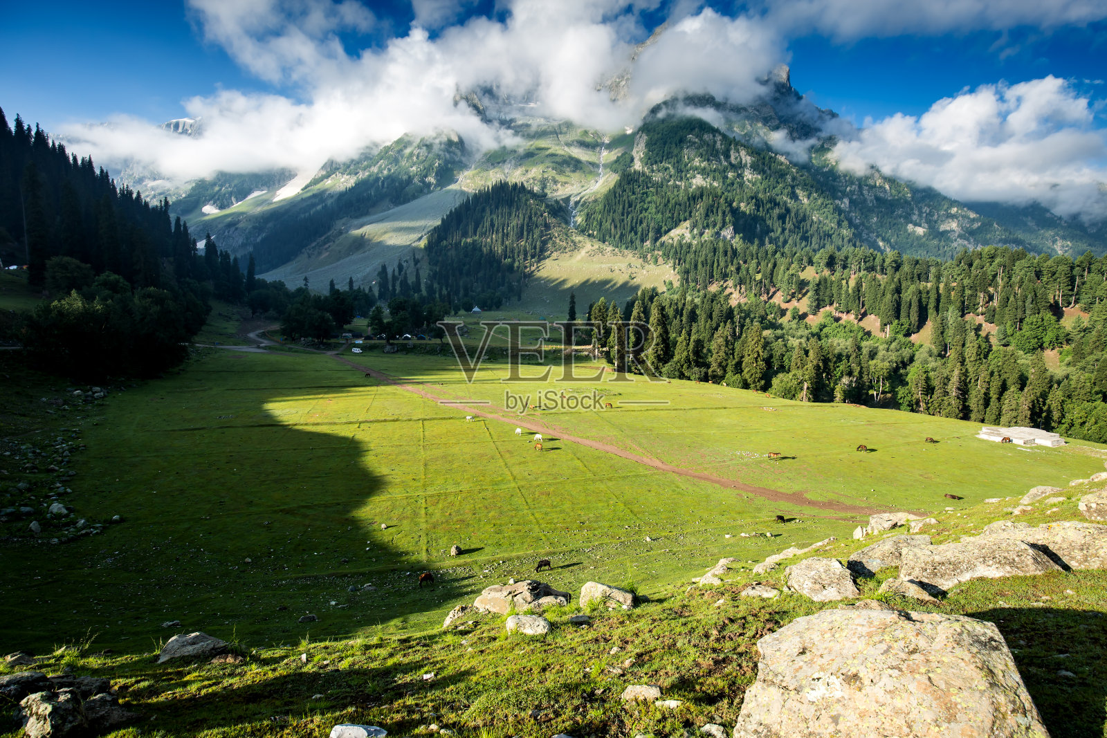 云在山顶照片摄影图片