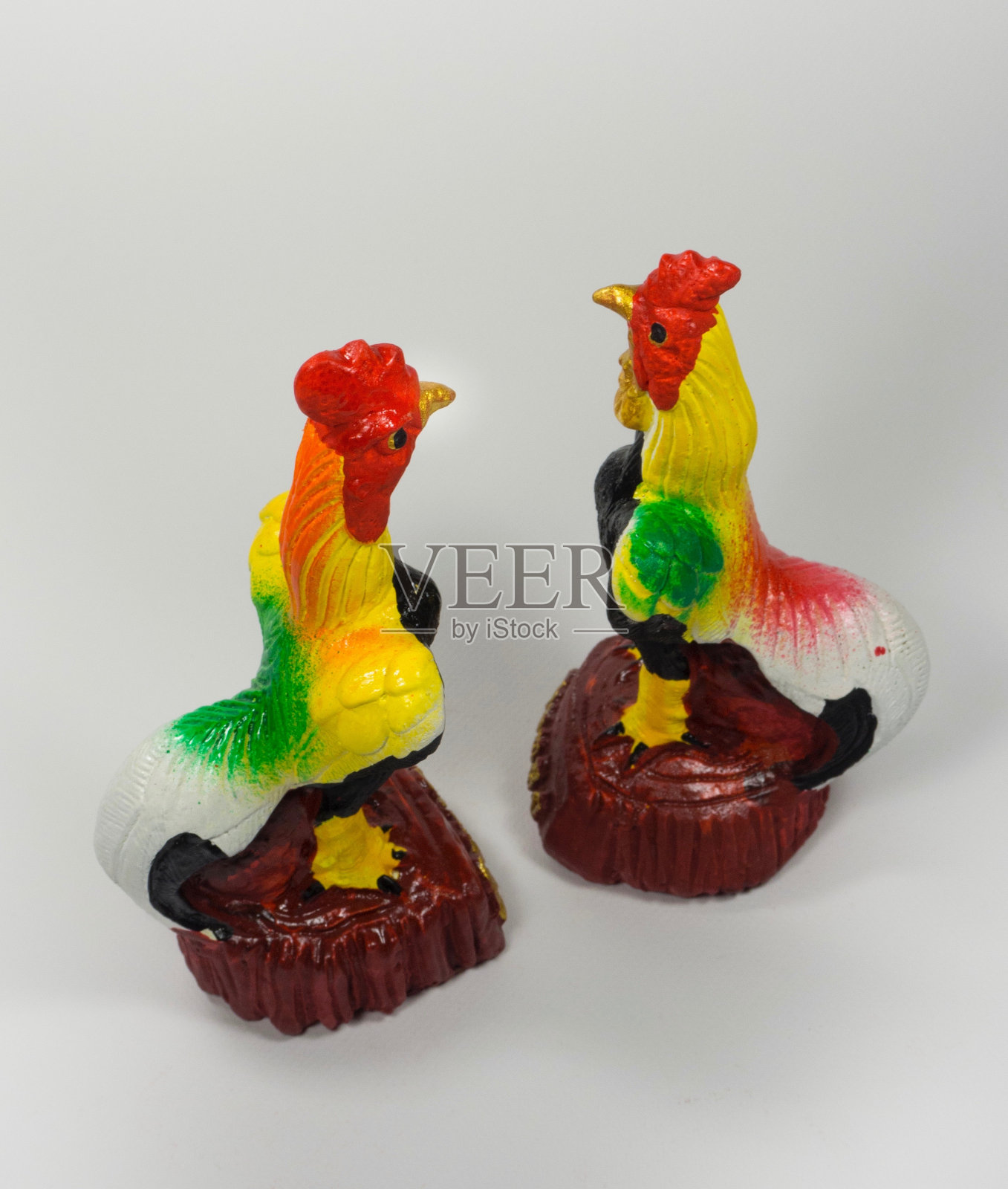 两个泰国鸡陶瓷在白色的背景照片摄影图片