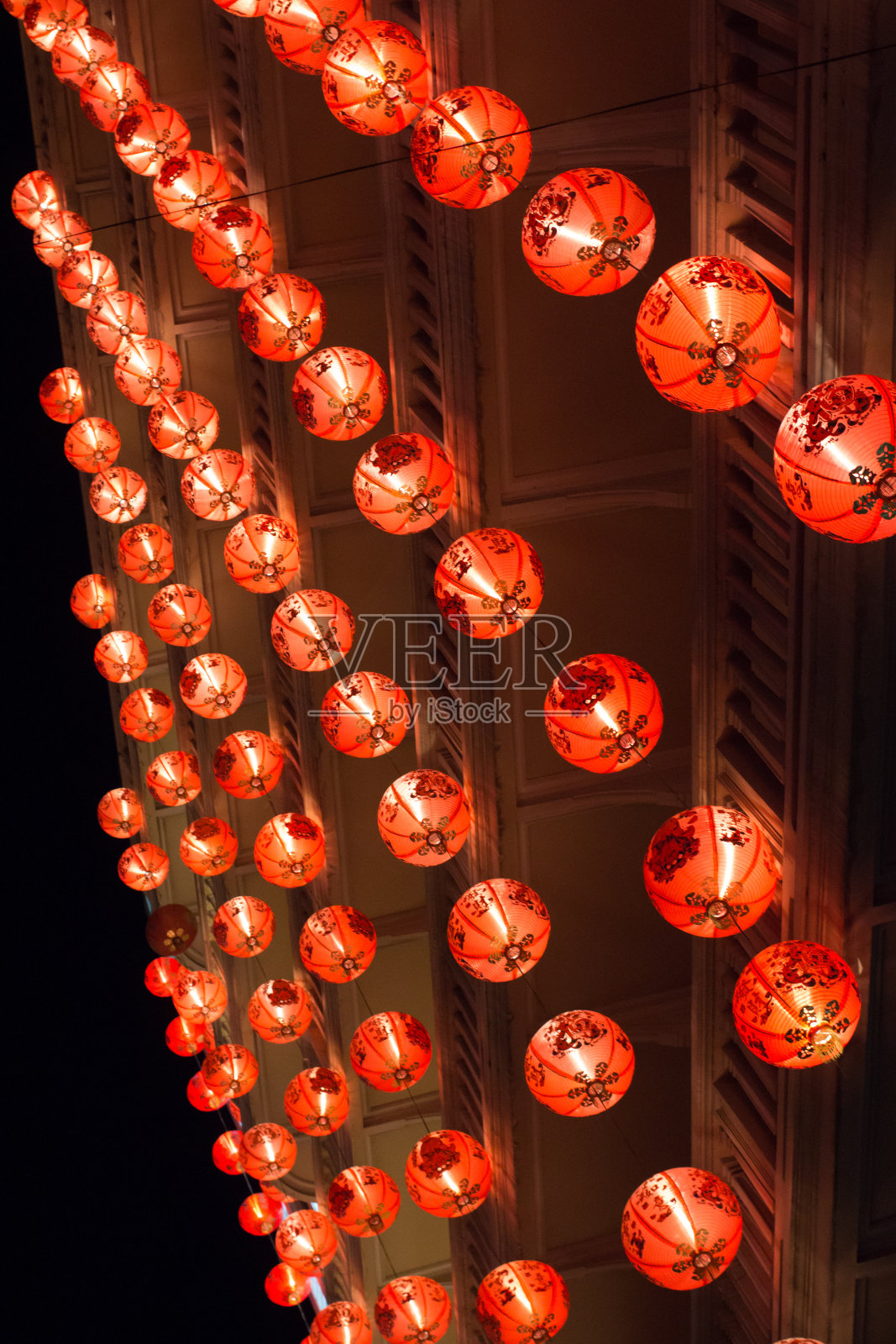 为庆祝新年而悬挂的中国灯笼照片摄影图片