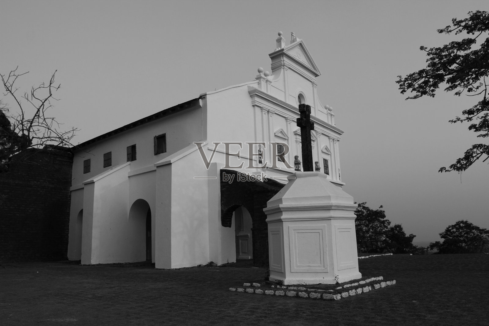 教会和交叉黑白照片摄影图片