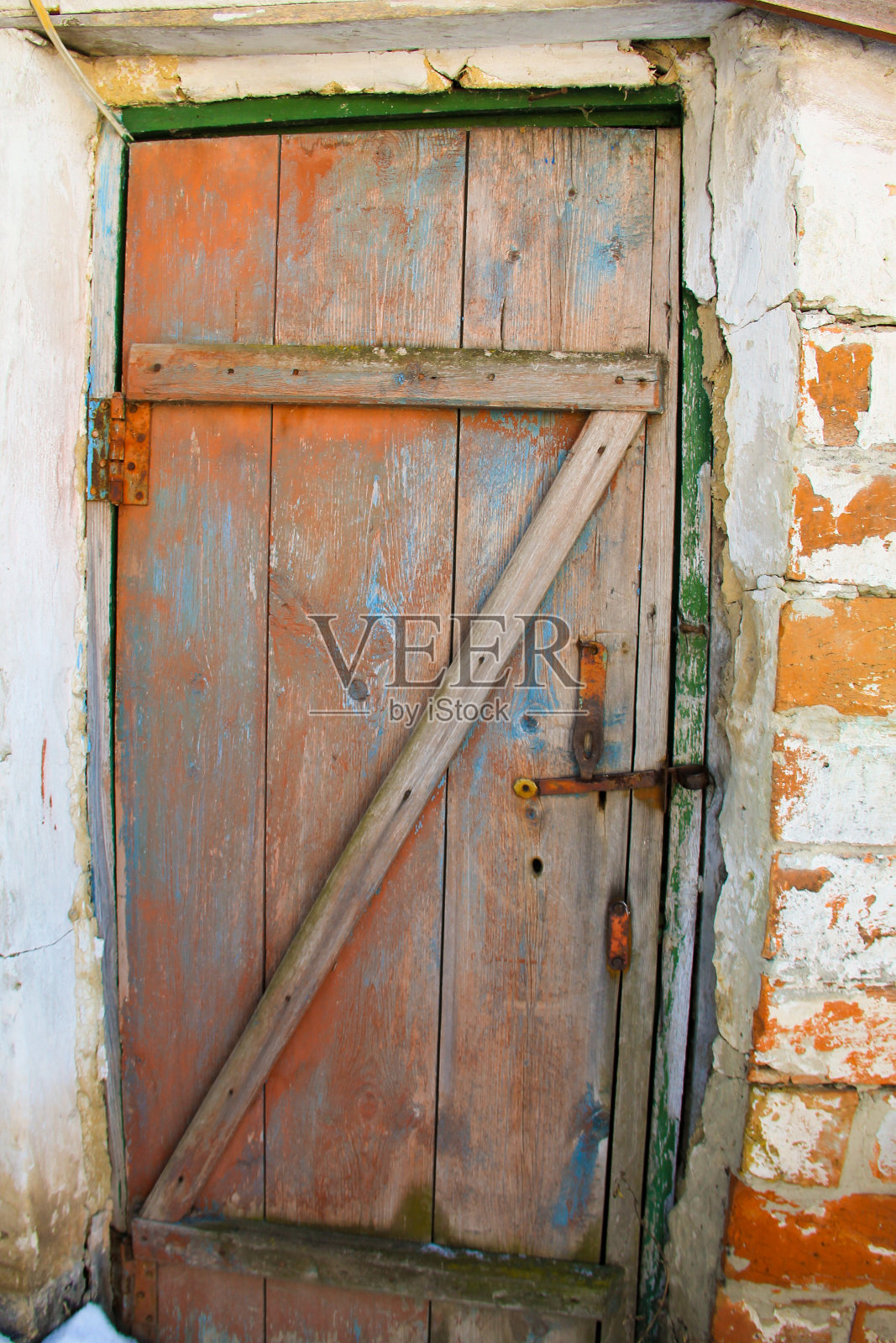 油漆褪色的老式木门照片摄影图片