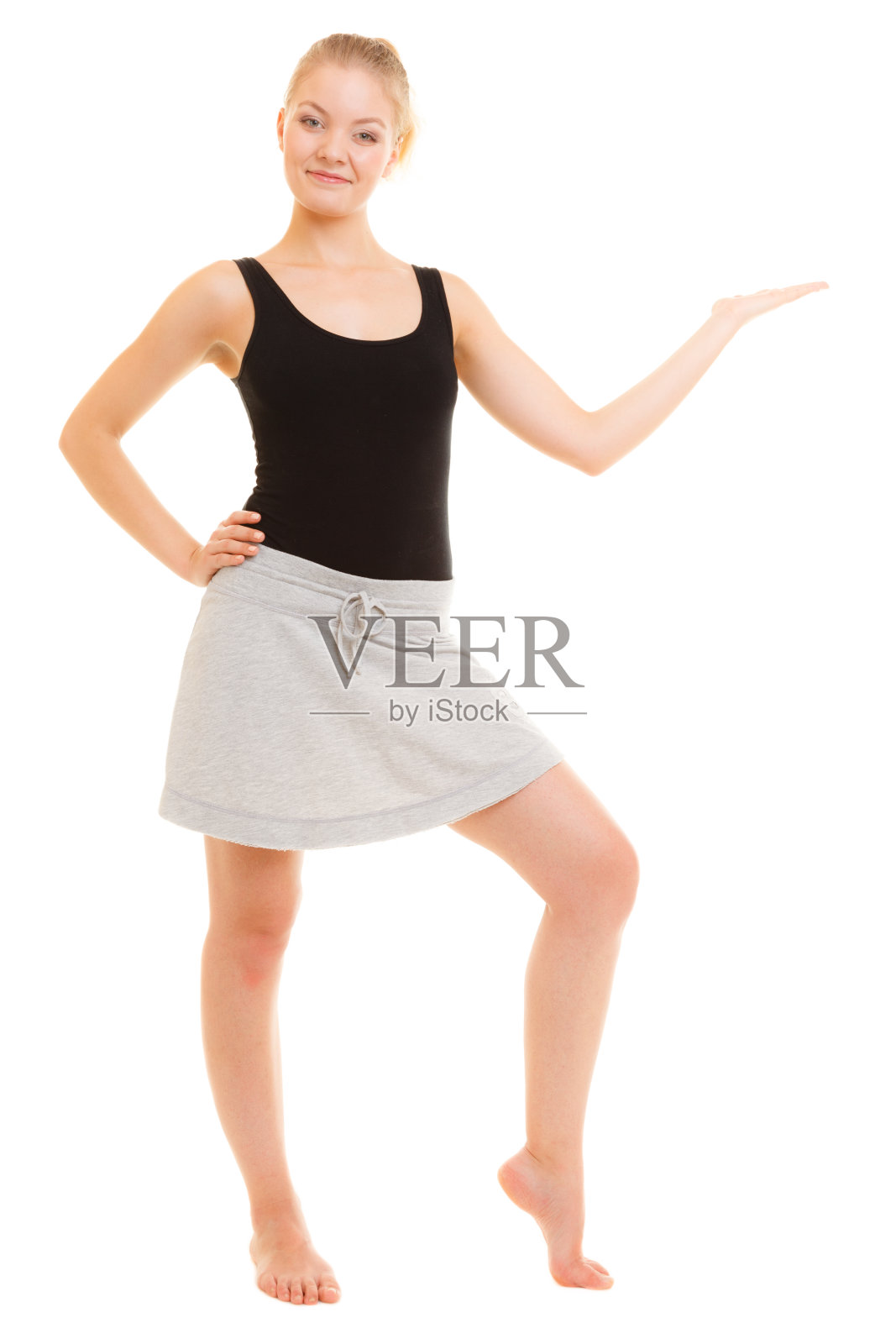 运动女孩显示空白的拷贝空间在手照片摄影图片