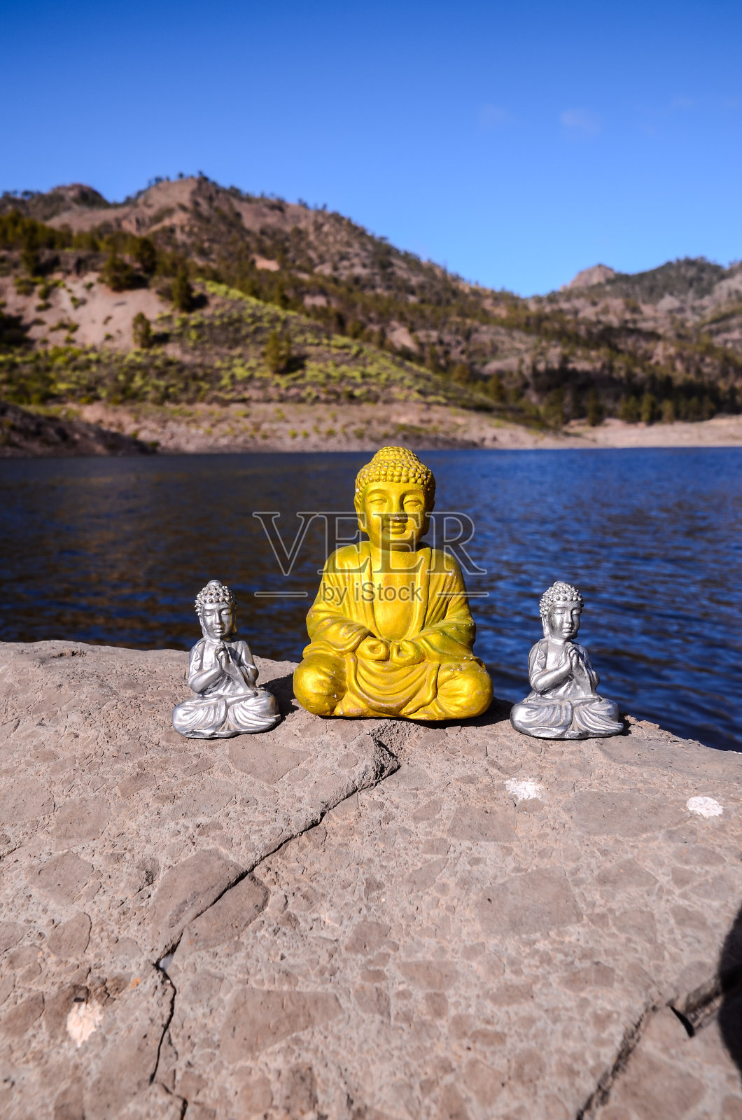 一尊古代佛像照片摄影图片