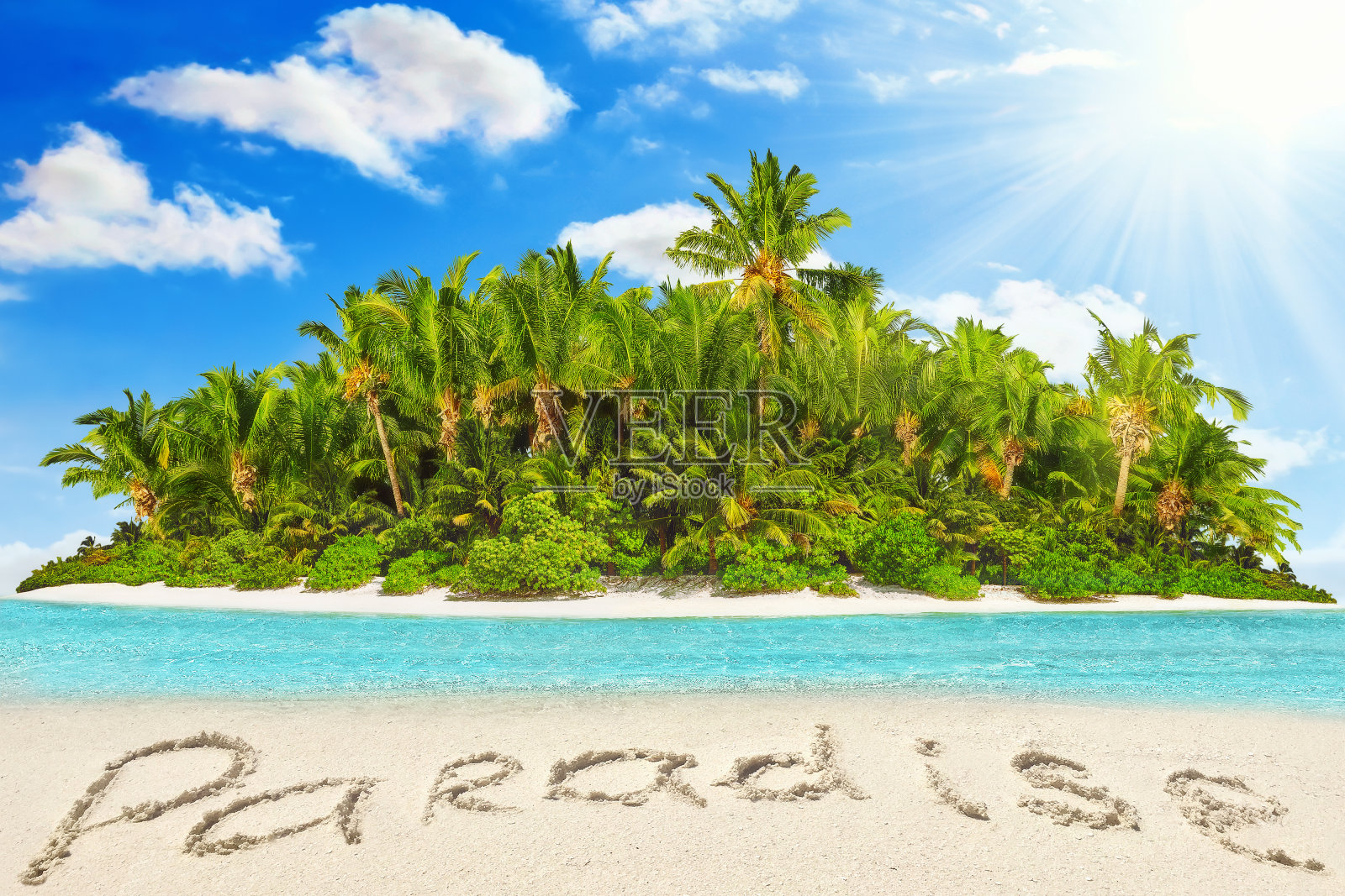 热带环礁岛屿与沙滩上的“天堂”字样照片摄影图片