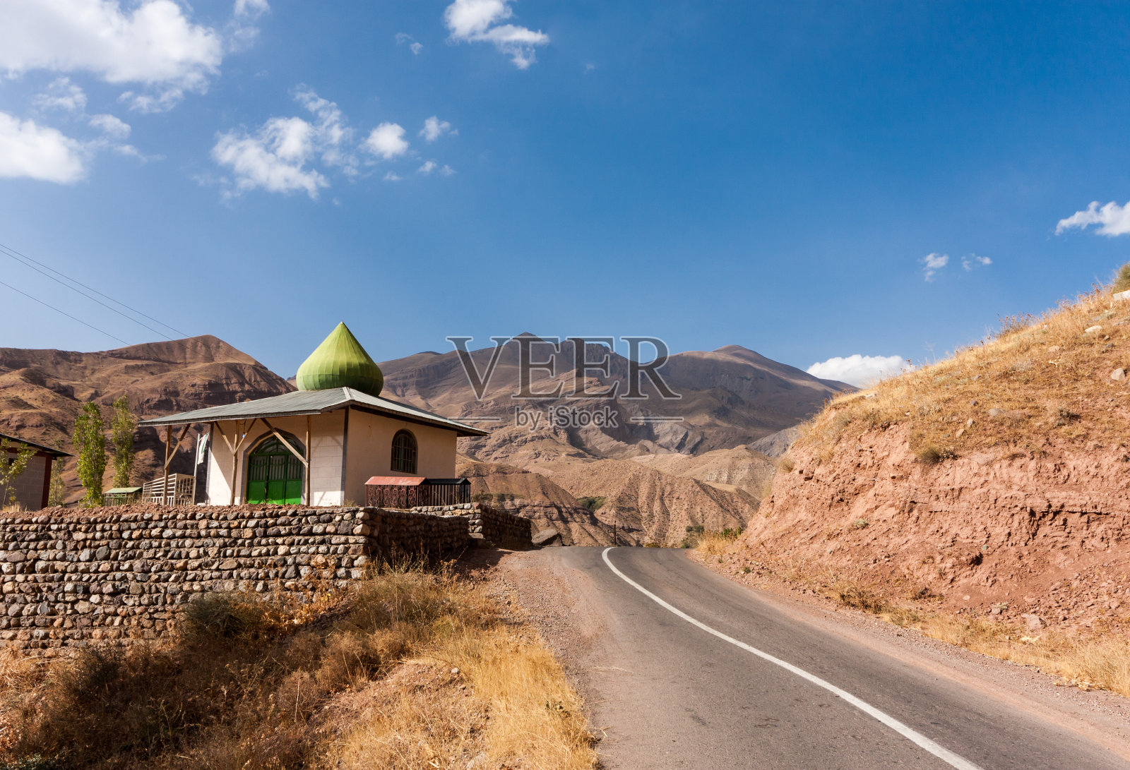 伊朗阿拉穆特山谷偏远的清真寺照片摄影图片