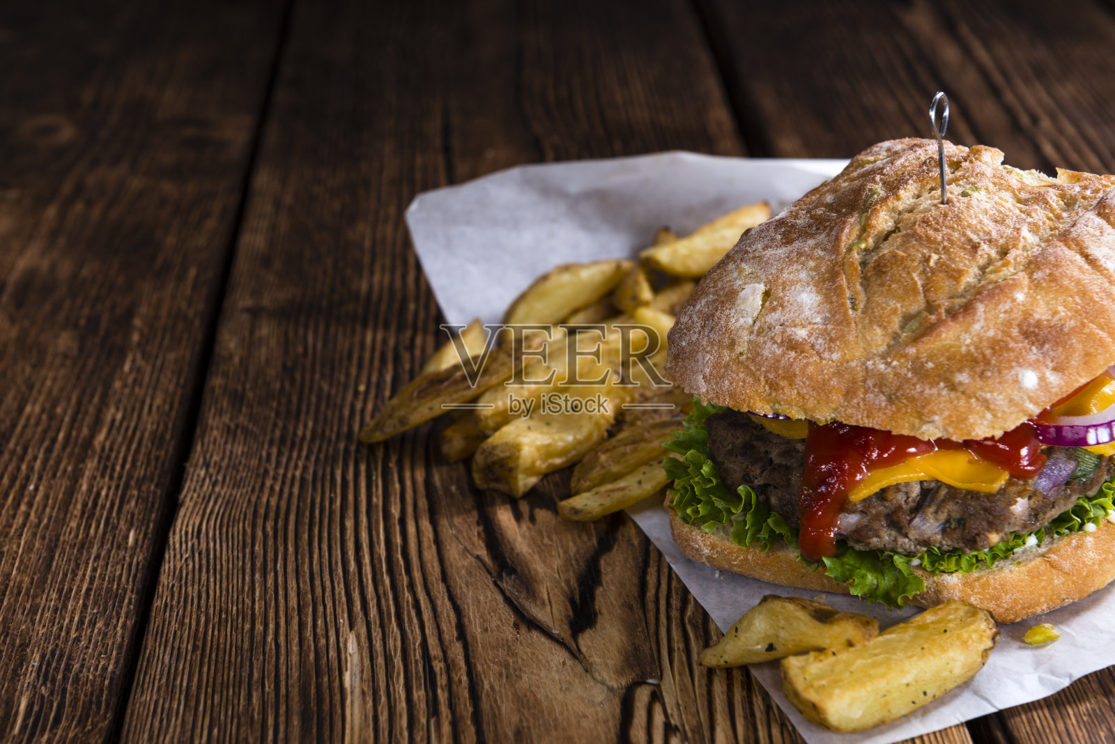 自制夏巴塔牛肉汉堡照片摄影图片