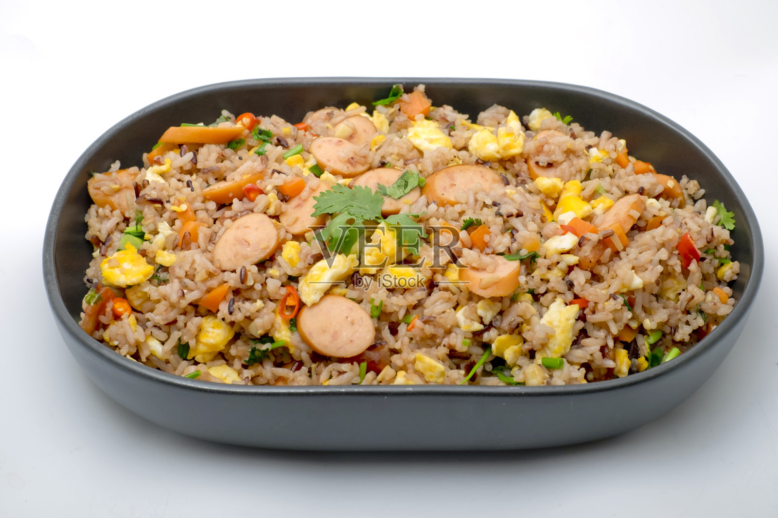 白底香肠蔬菜炒饭照片摄影图片