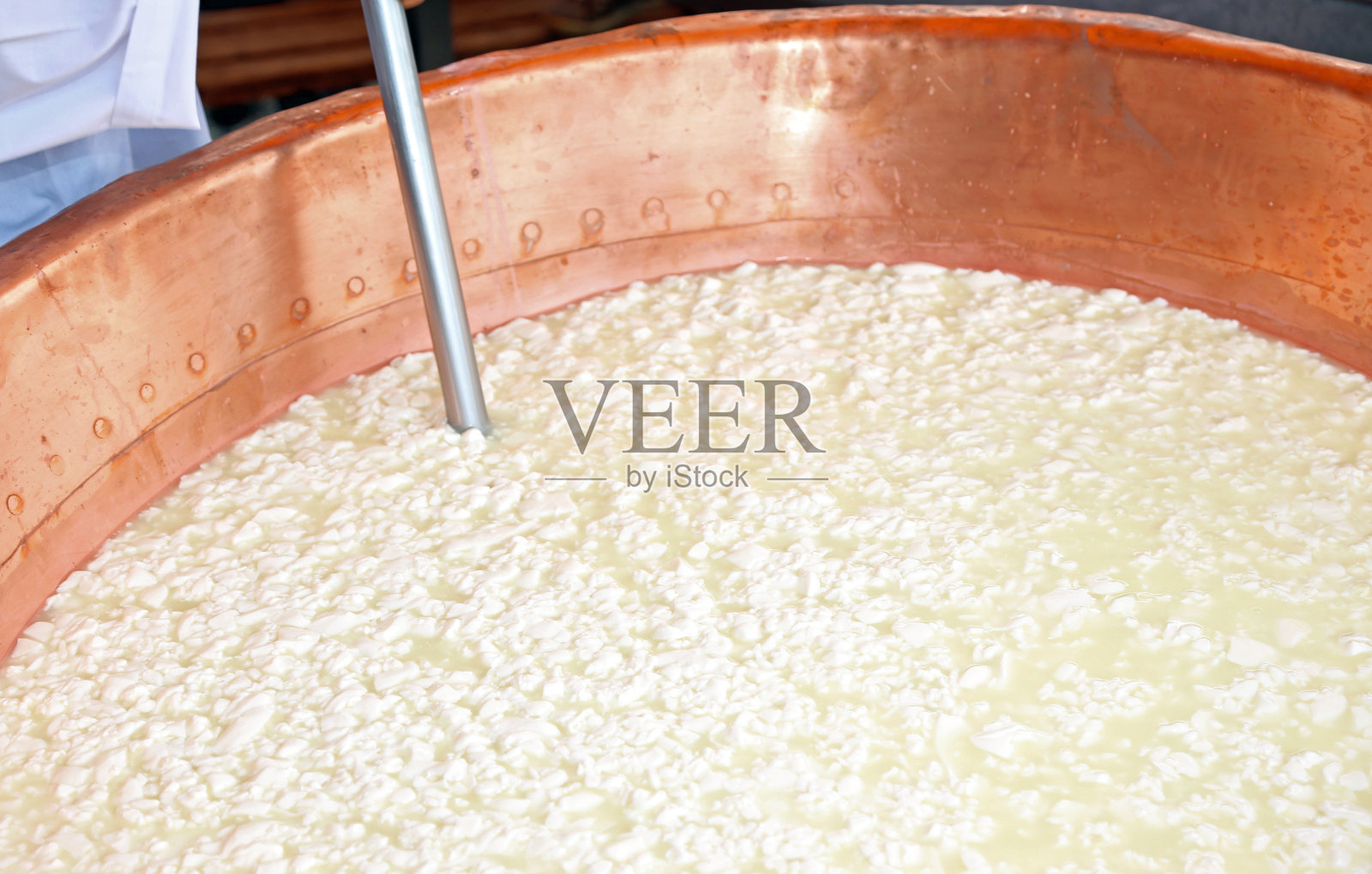 热的大铜锅里盛着凝乳照片摄影图片