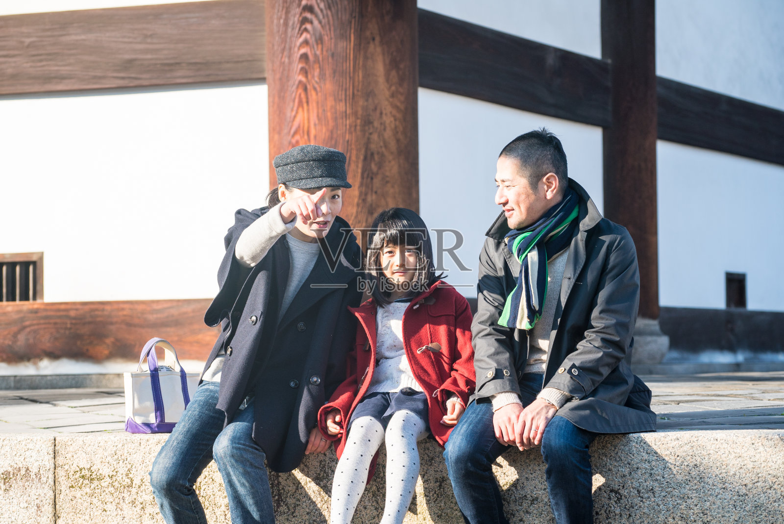 寺庙里的家人照片摄影图片