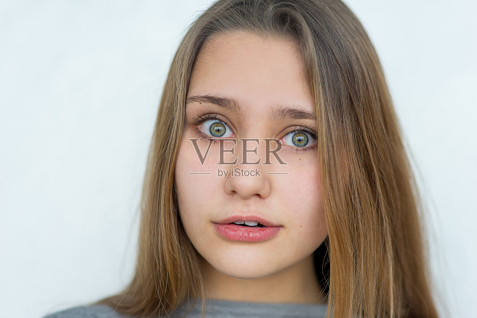 少女情绪化摆姿势孤立照片摄影图片