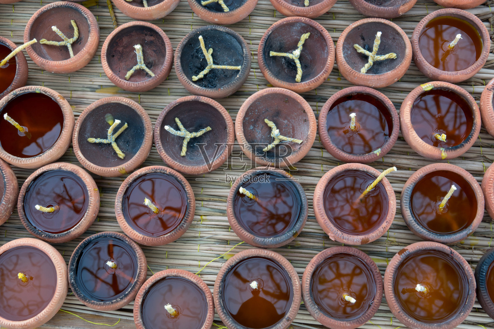 制作水暖节上用的蜡烛照片摄影图片