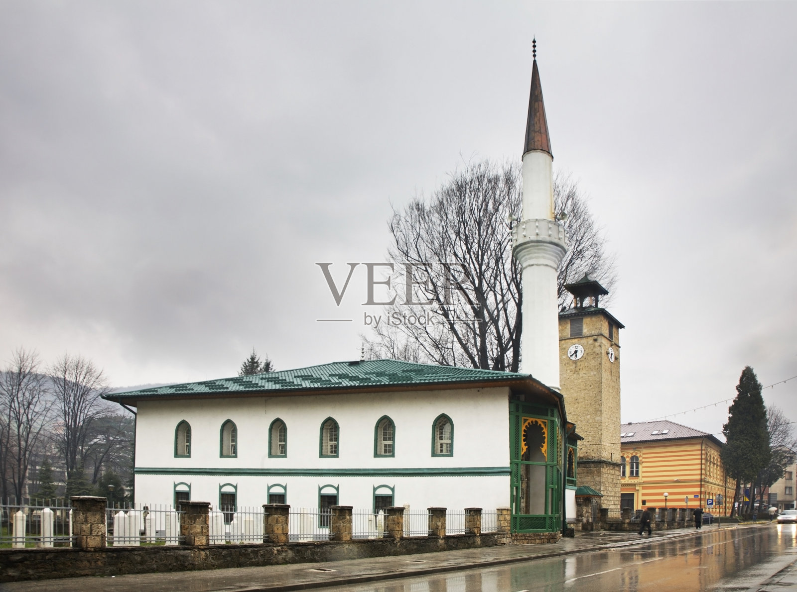 特拉夫尼克的清真寺和钟楼。波斯尼亚和黑塞哥维那照片摄影图片