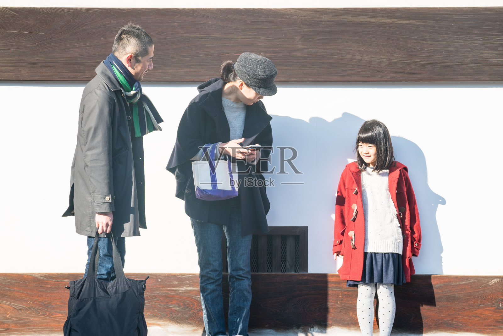 寺庙里的家人照片摄影图片