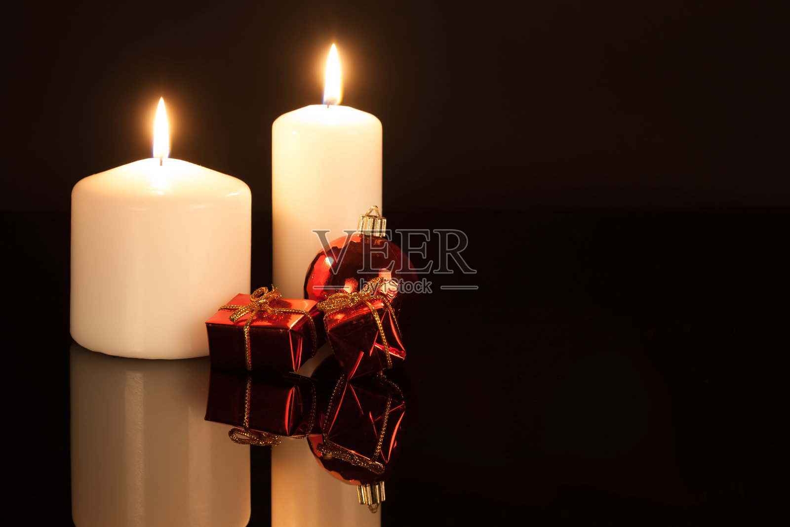 黑色背景下的白色蜡烛和圣诞装饰照片摄影图片