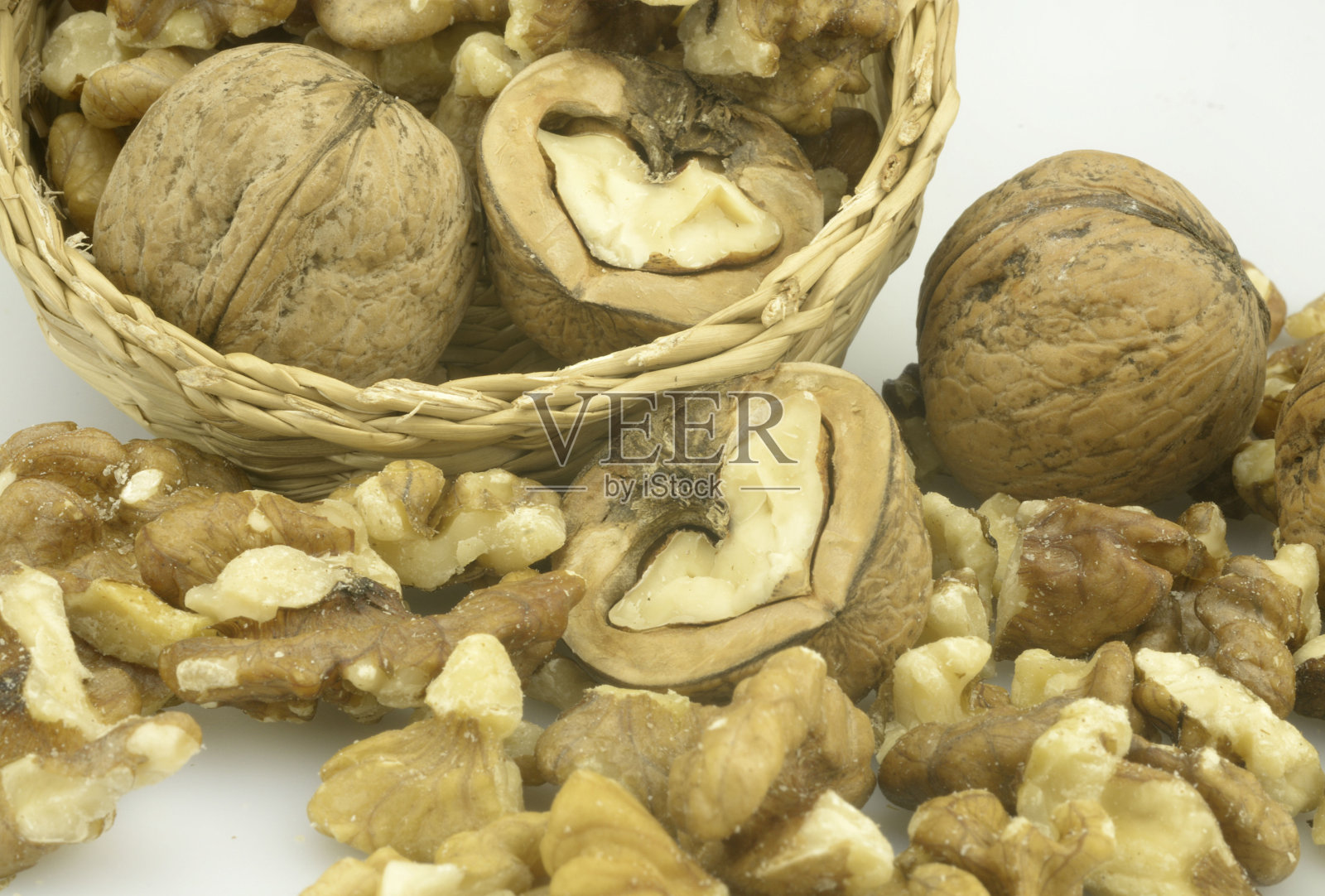 带叶的核桃干照片摄影图片