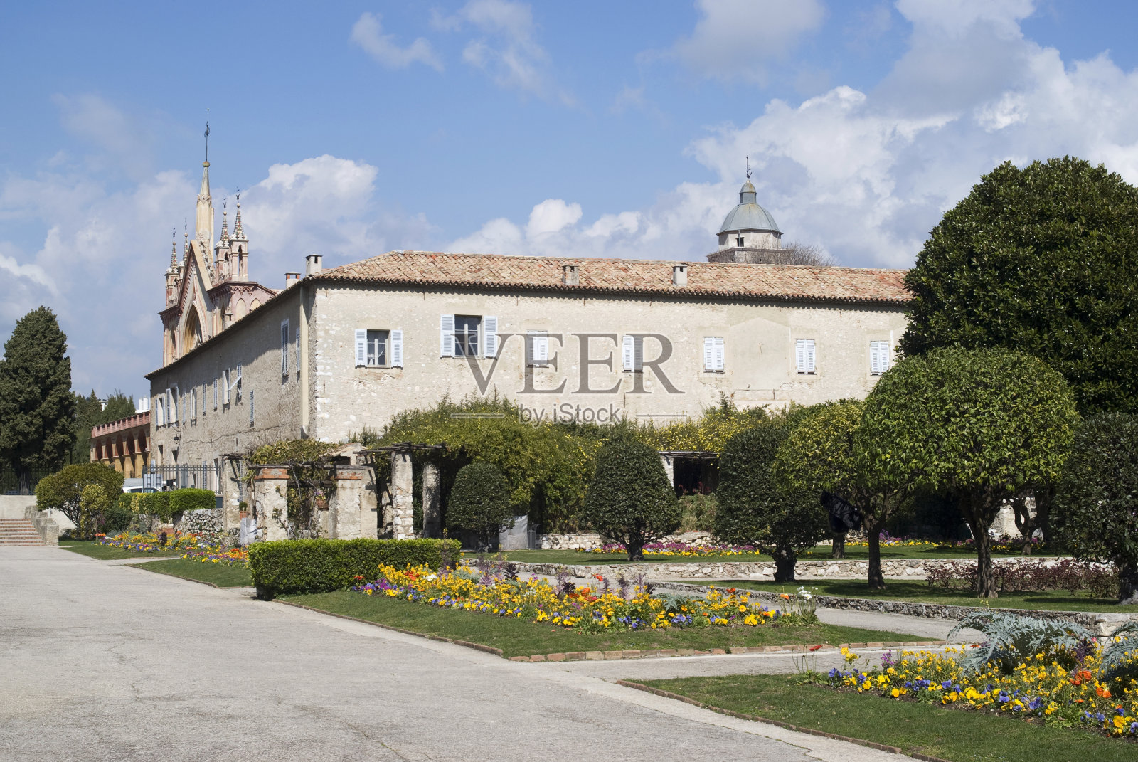 西米兹的方济会教堂和修道院。漂亮的法国照片摄影图片