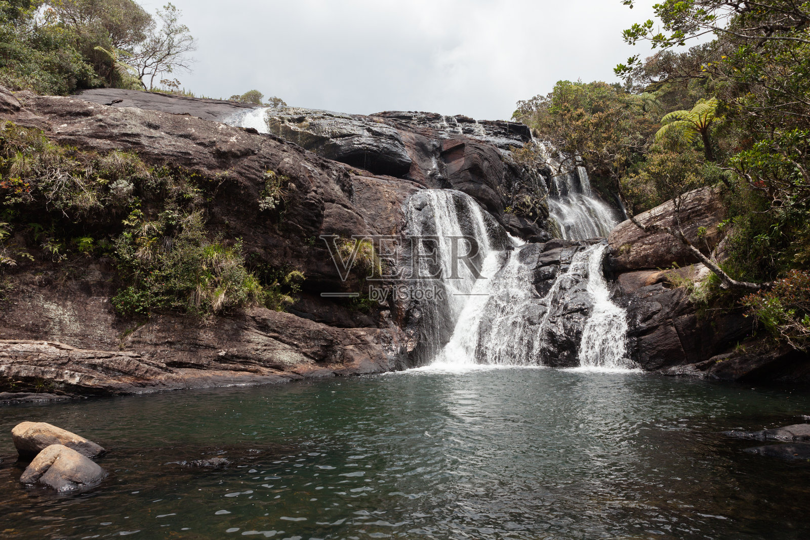 斯里兰卡霍顿平原国家公园的野生瀑布照片摄影图片